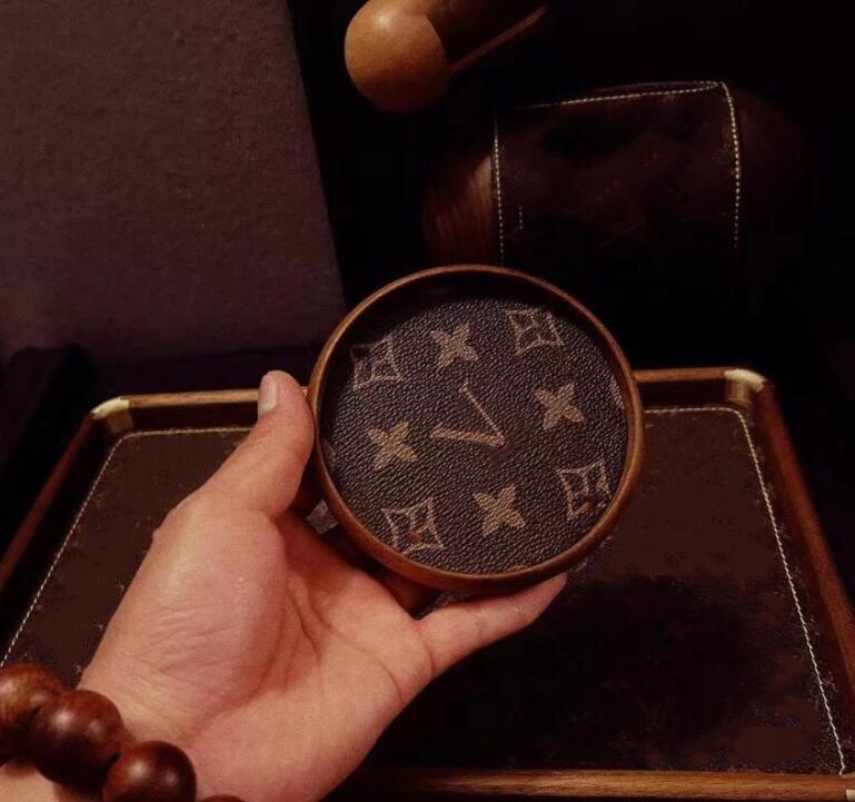 Top Quality Classic Brown Letter Logo Leather Water Coaster Mat Fashion Brand Coffee Cup Solid Insulation Pad Luxury Cup Wood Tray Size 9.7Cm 12545