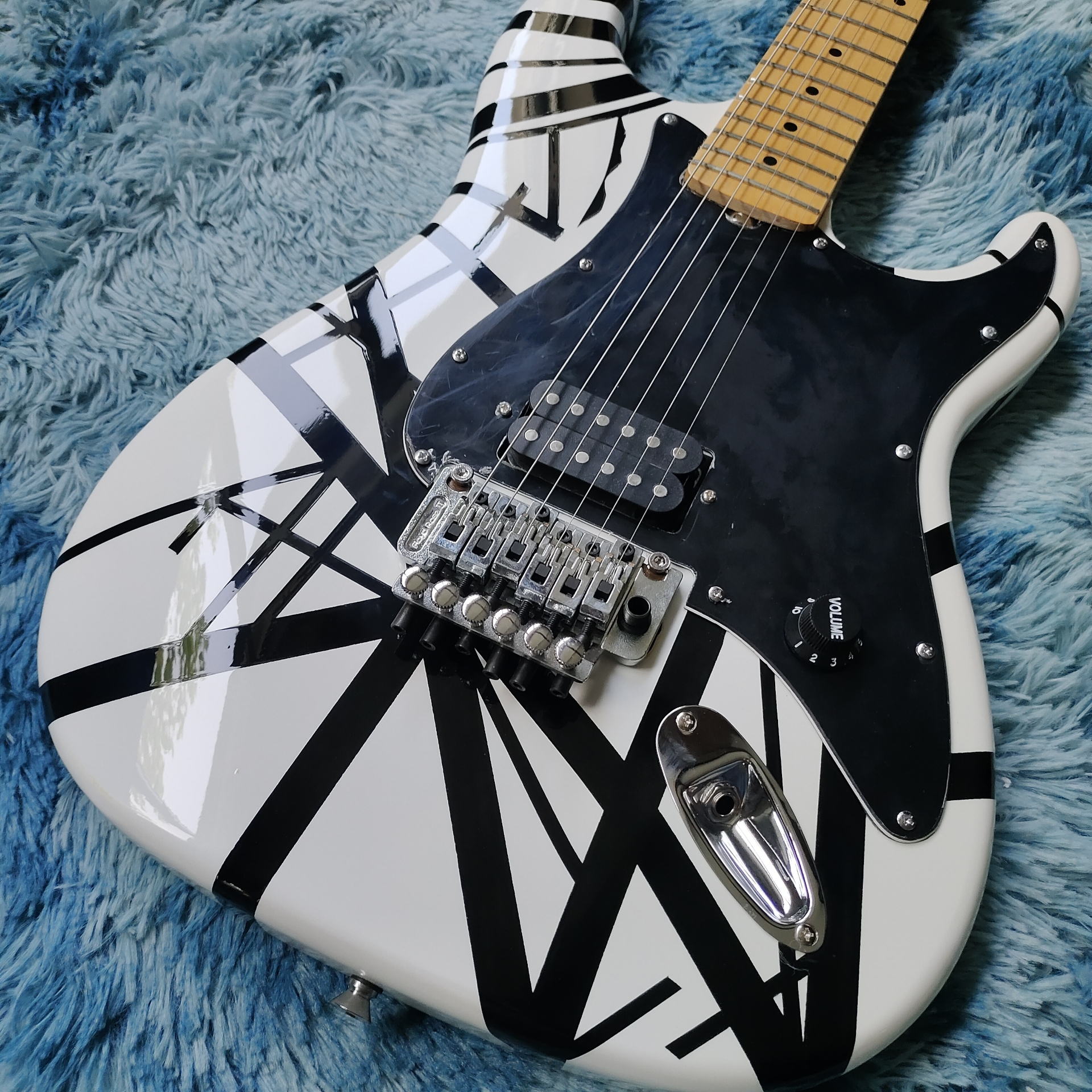 Glossy White Double-Cutaway Guitar: Bold Black Geometric Patterns, Tremolo Bridge & Maple Neck-image-1057917308