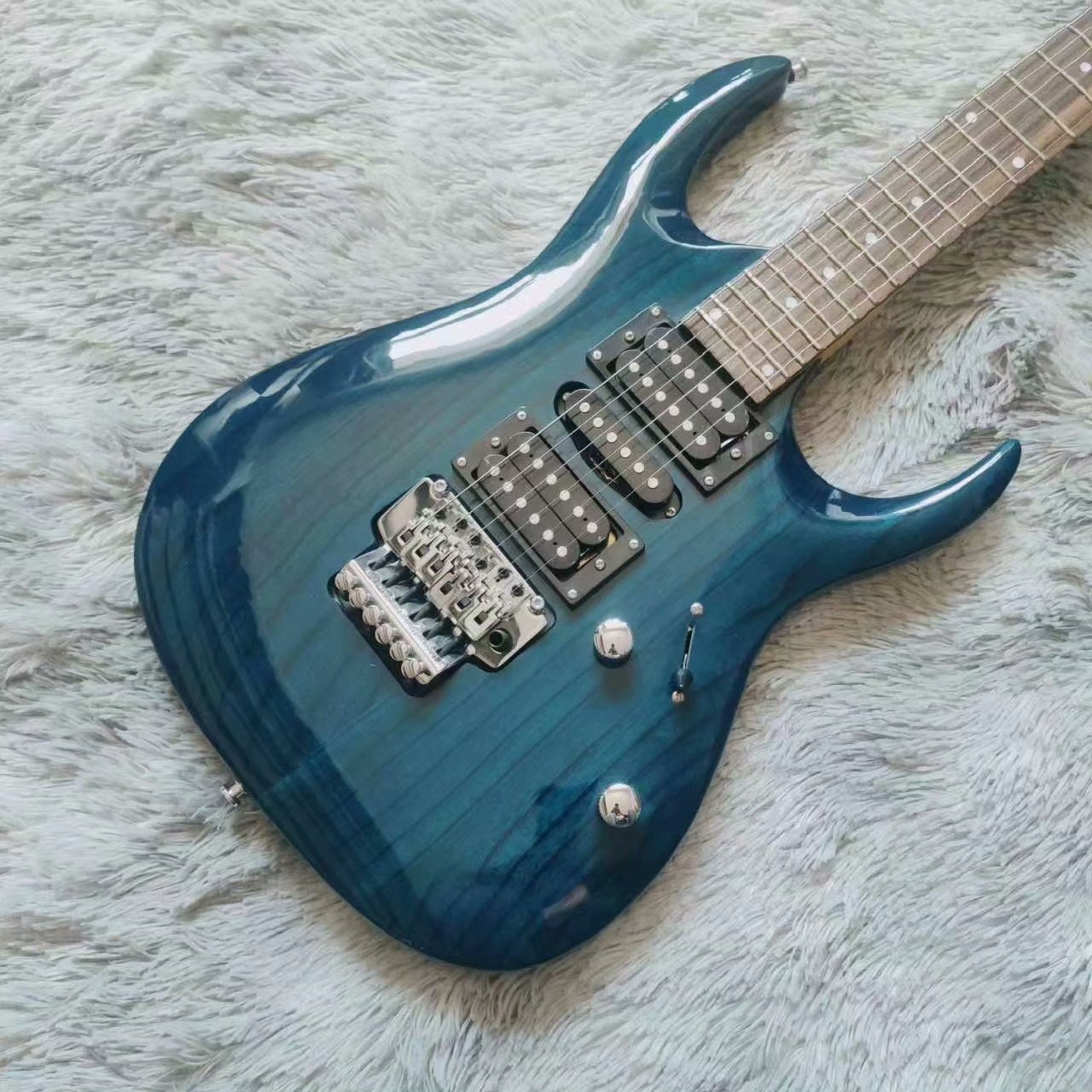 Sleek Double-Cutaway Electric Guitar: Deep Blue Gloss Finish, Natural Wood Grain, 3 Pickups-image-1057920556