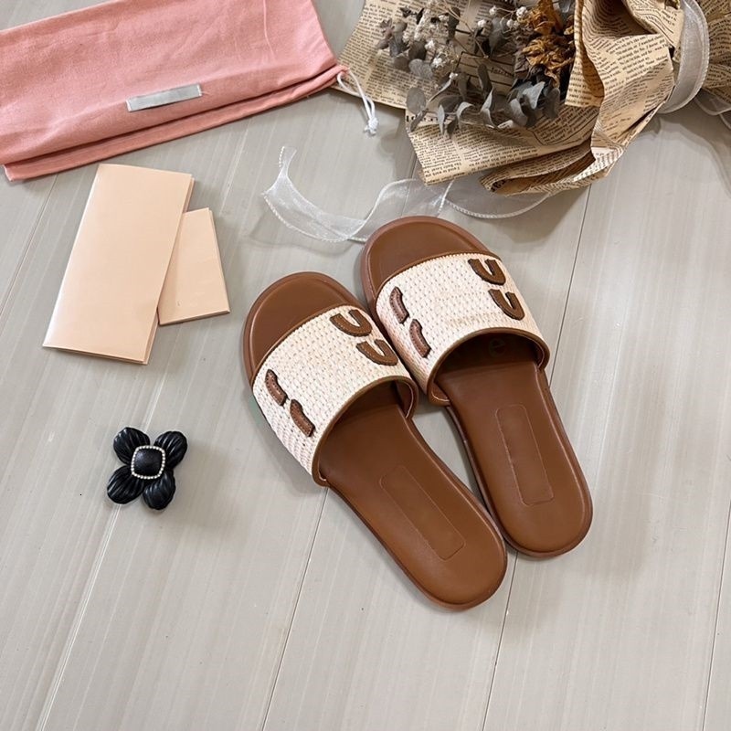 26SS Sandales Femmes Slippers Raffia-Effect tissée tissu tissu classiques mode Summer Beach Designer Flats Sliders Room Slipper Travel Comfo EF5
