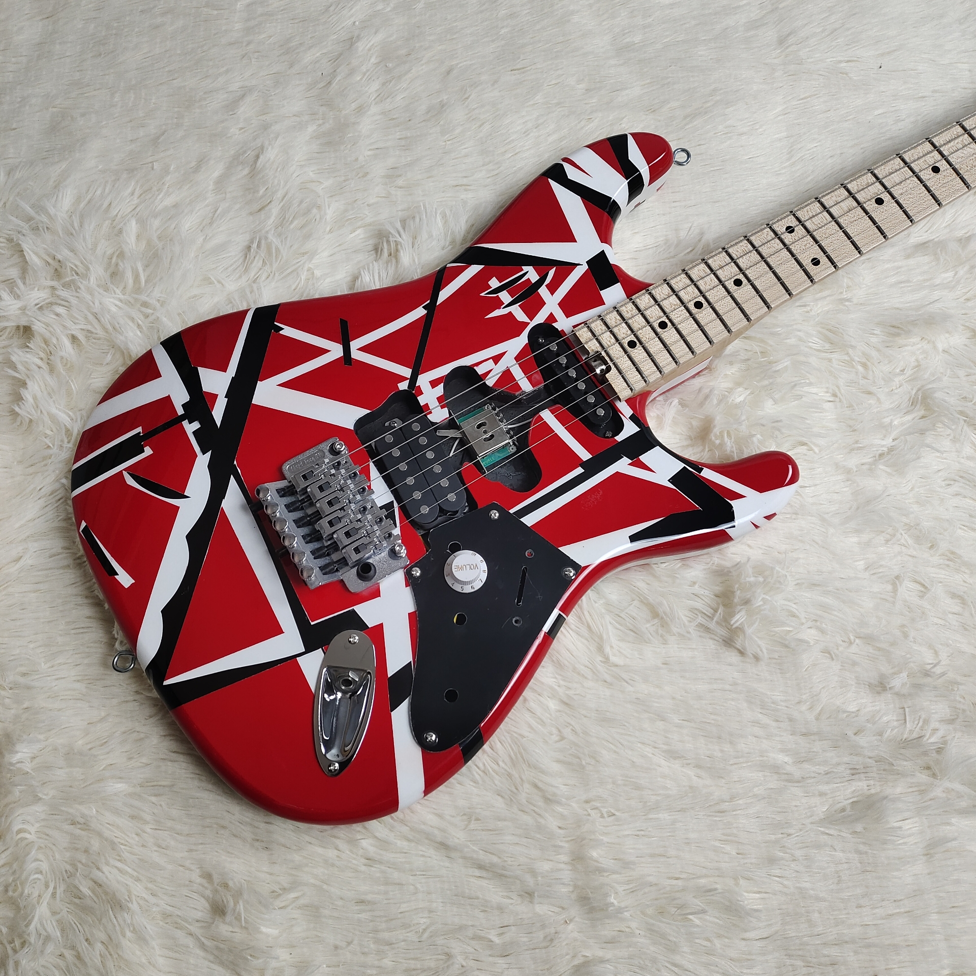Vivid Red Double-Cutaway Electric Guitar: Bold Geometric Patterns, Tremolo Bridge & Maple Neck-image-1057916250