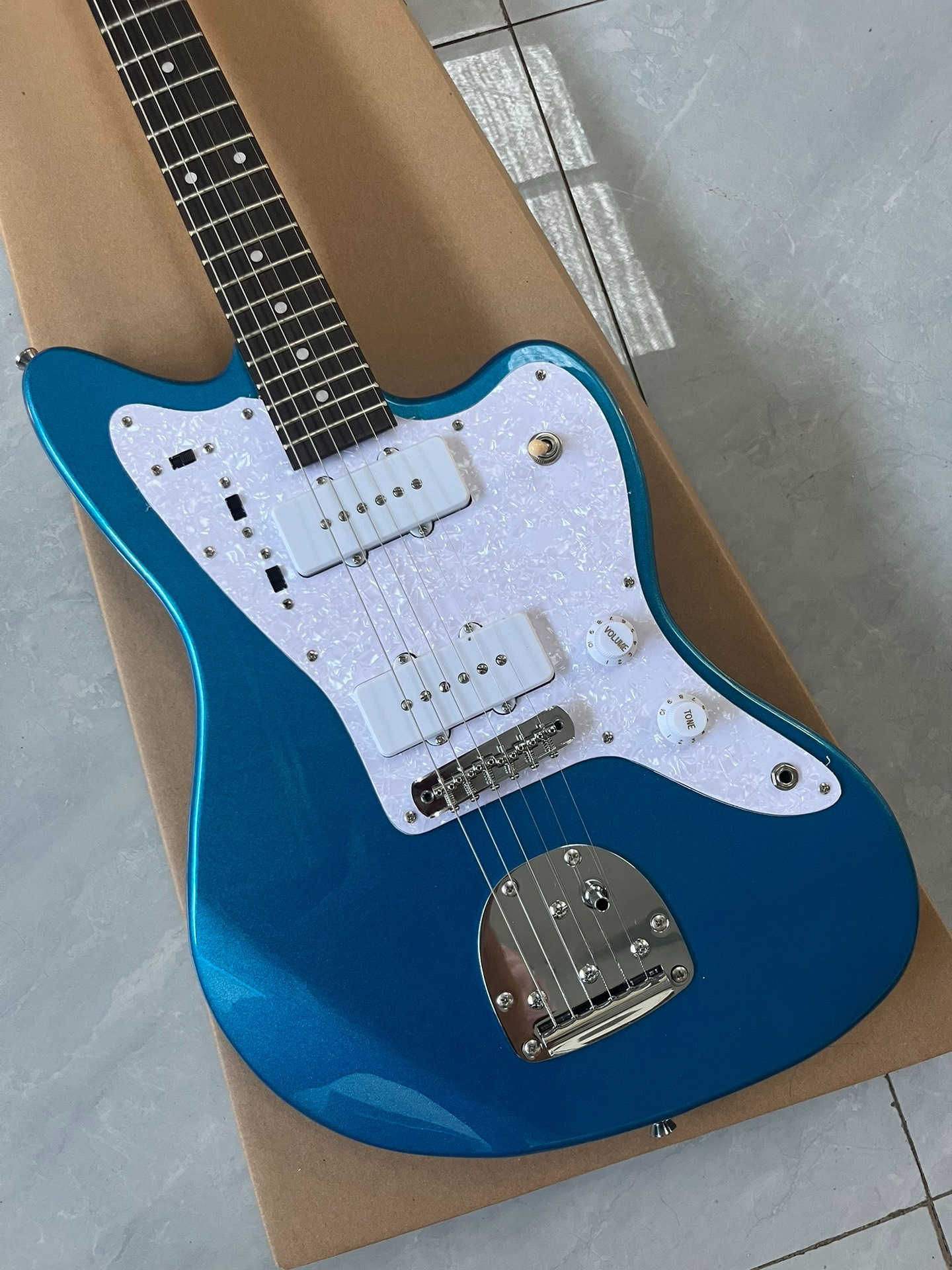 Offset-Style Electric Guitar: Glossy Blue Metallic Finish, White Textured Pickguard & Dual White Pickups-image-1058135625