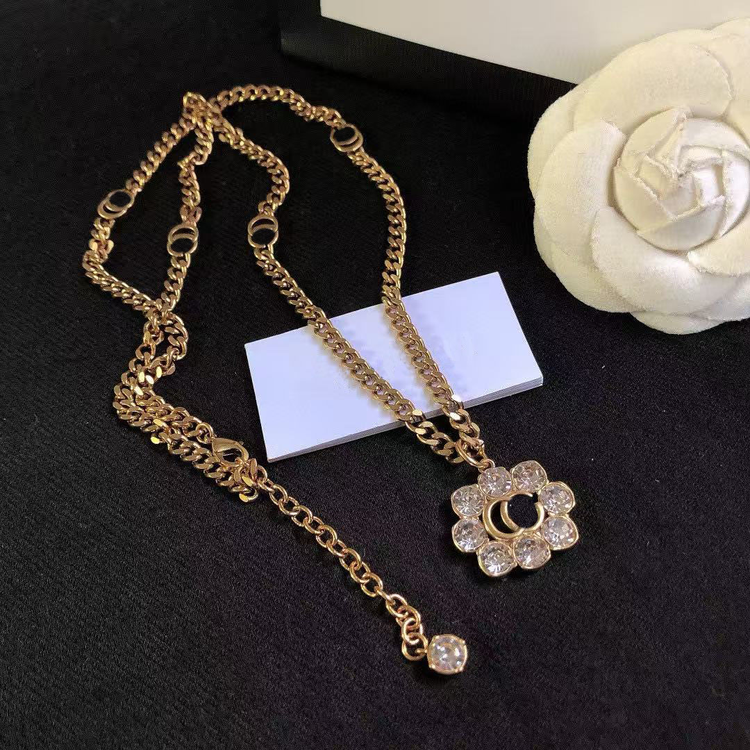 Luxury designer, fashionable crystal pendant necklace, women's gold exquisite and simple sweater chain, gift jewelry