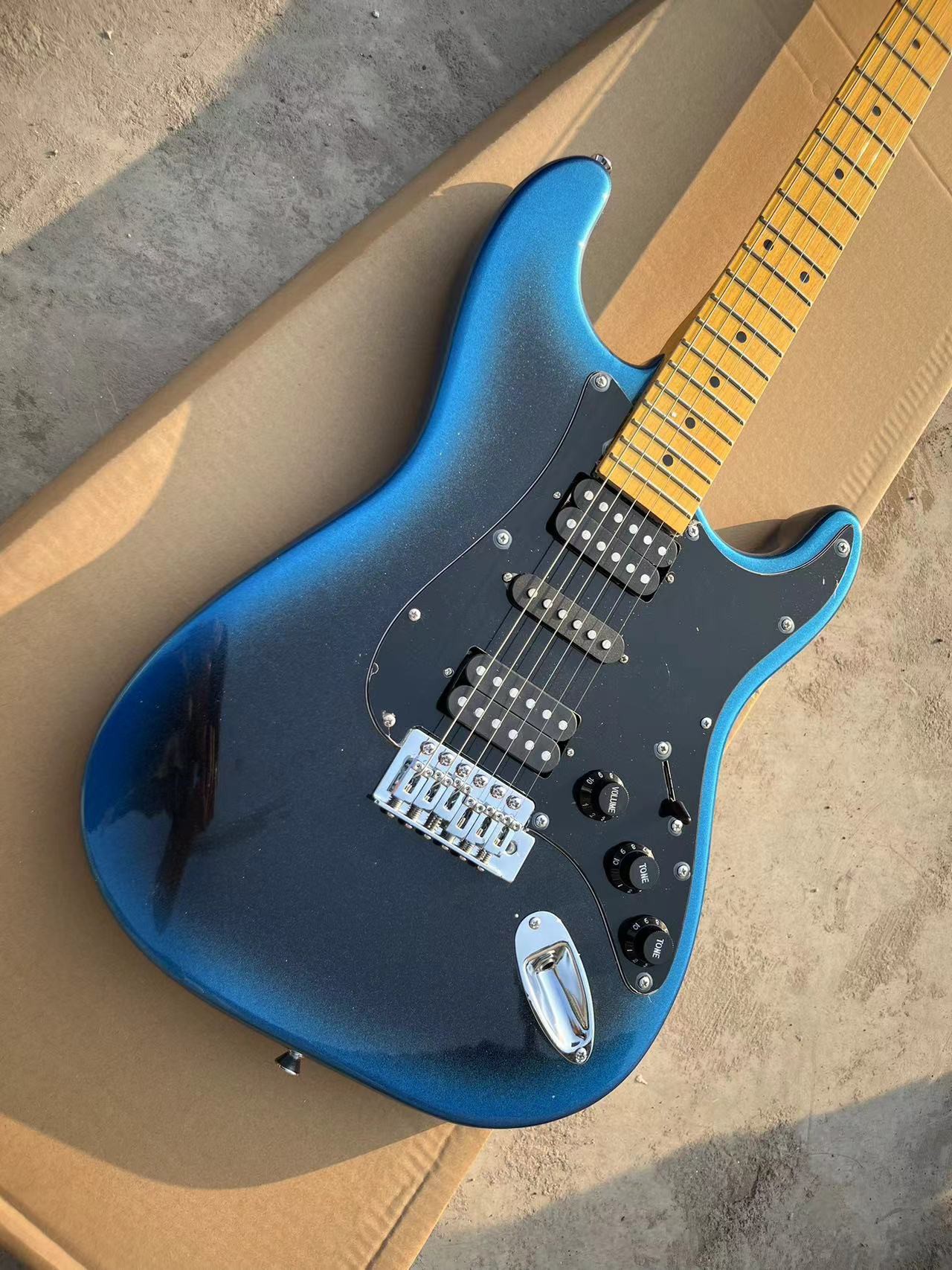 Classic Strat-Style Electric Guitar: Sleek Blue-Gradient Finish & Black Pickguard Contrast-image-1058138105