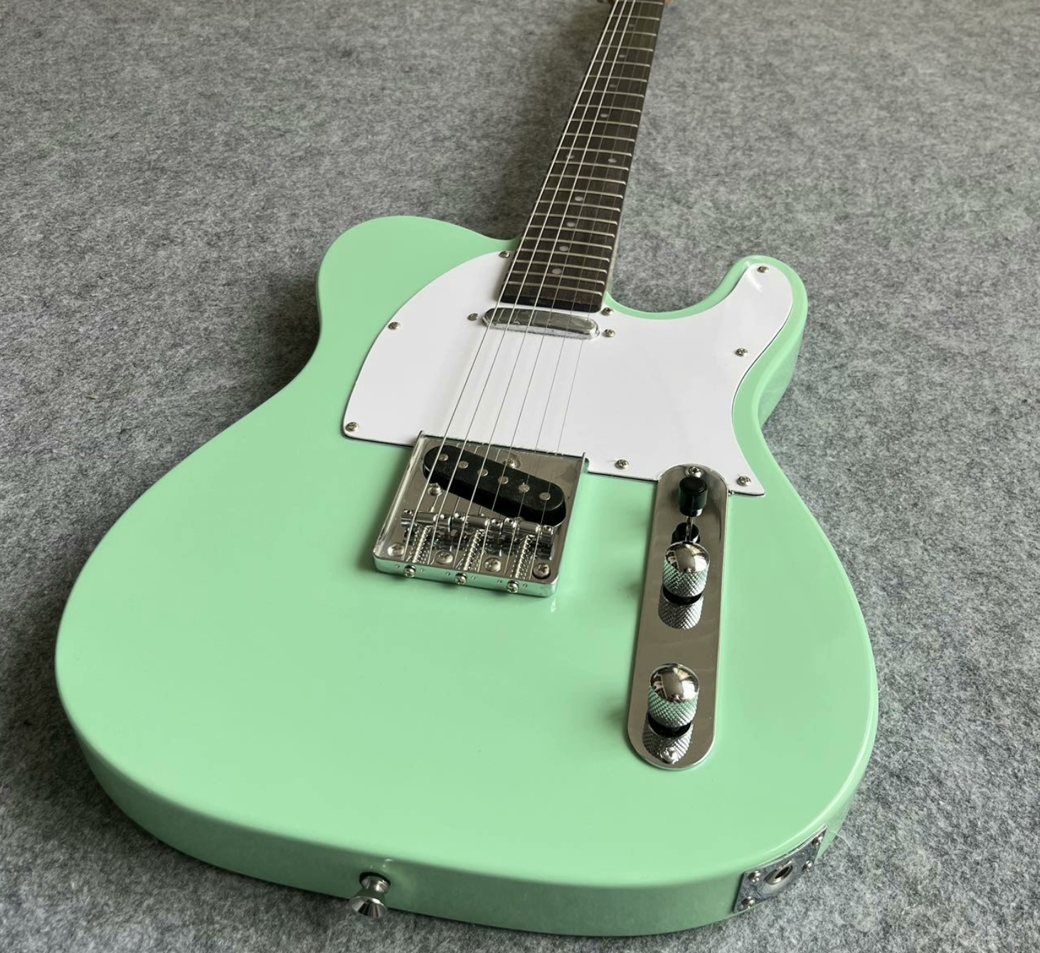Modern Single-Cutaway Electric Guitar: Glossy Light Mint-Green Finish, White Pickguard, Metallic Bridge-image-1058133816