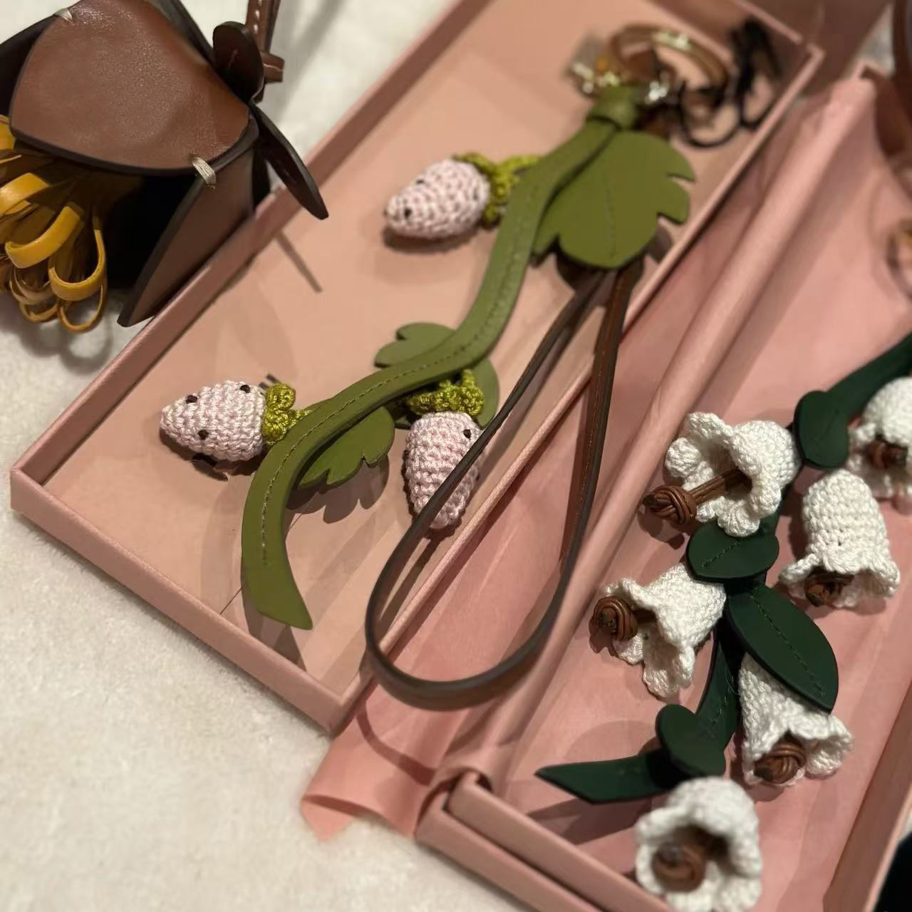 Luxury designers keychains Letters with Strawberry top Car bag chaim Women Buckle jewelry Keyring Bags Pendant Exquisite Gift