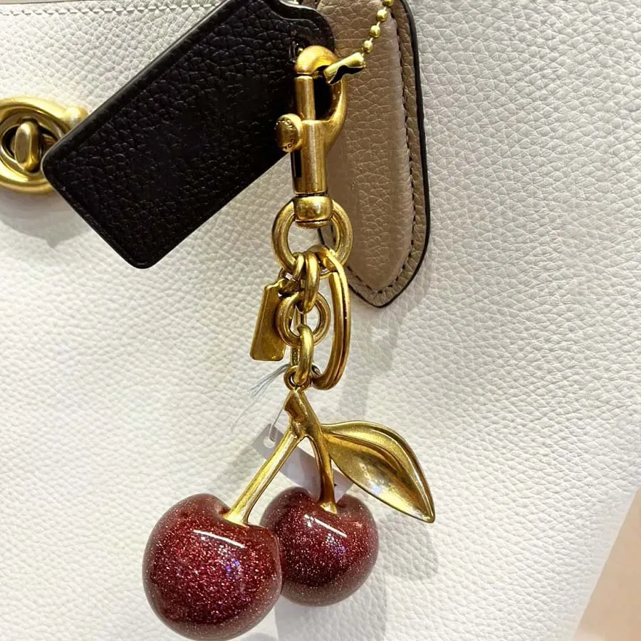 Keychains Lanyards Luxury Cherry Keychain designer keychain accessories bag cherry charm chain designer keychain jewelry handbags womens exquisite c