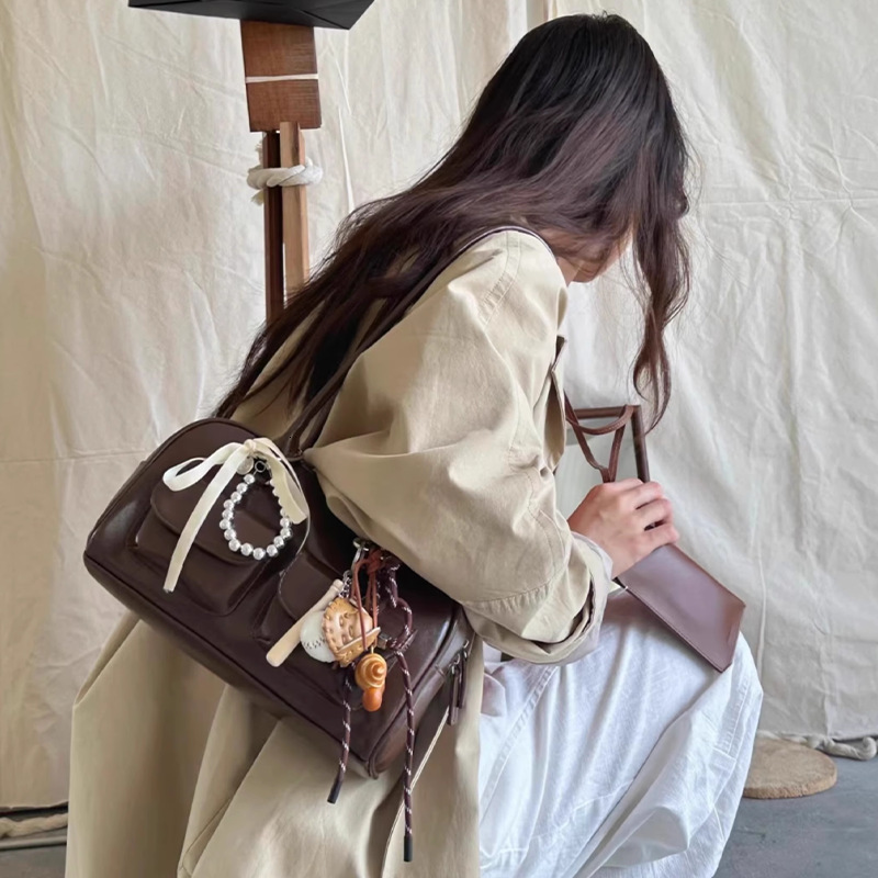 2025 New Outdoor Style Luxury Free Delivery Designer Bag Autumn/winter Bowlingneedle Sick Sister Same Style Large Capacity Single Shoulder Underarm