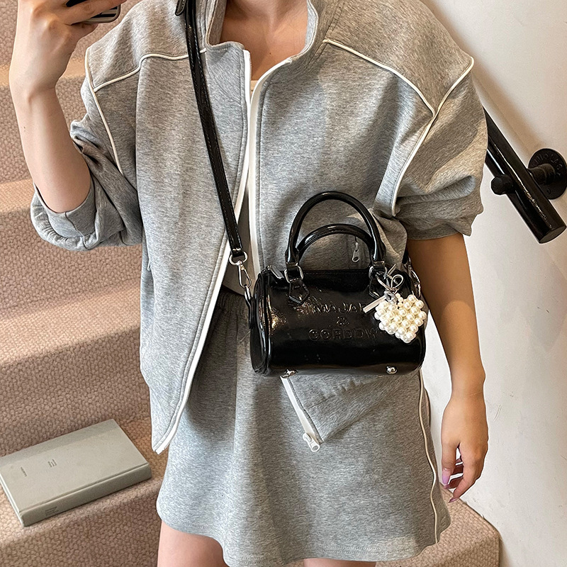 2025 New Outdoor Style Luxury Free Delivery Designer Bag This Year's Trendy Commuting Letter Handbag Spring New Versatile Ins Crossbody Women&#