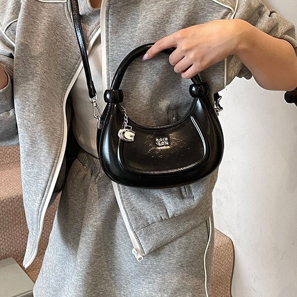 2025 New Outdoor Style Luxury Free Delivery Designer Bag Red Niche Underarm Large Capacity Bag For Women Spring/summer Fashion Crescent Bag Single S
