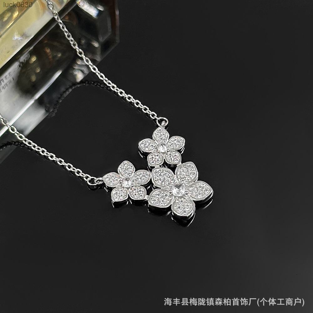 Designer Graf Graffs New Highprecision Version of Three Flower Necklace for Women Light Luxury Fashionable and Highend Flower Full Diamond Collarbon