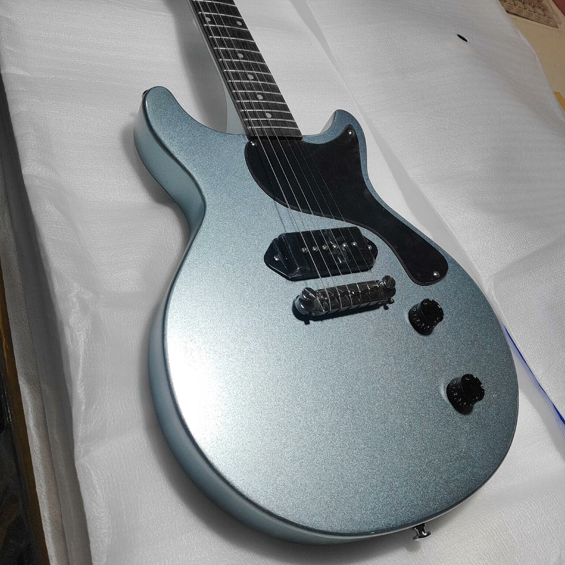 Shimmering Metallic Blue-Gray Electric Guitar: Sleek Single-Cutaway, Black Pickguard, Humbucker Pickup-image-1058630552