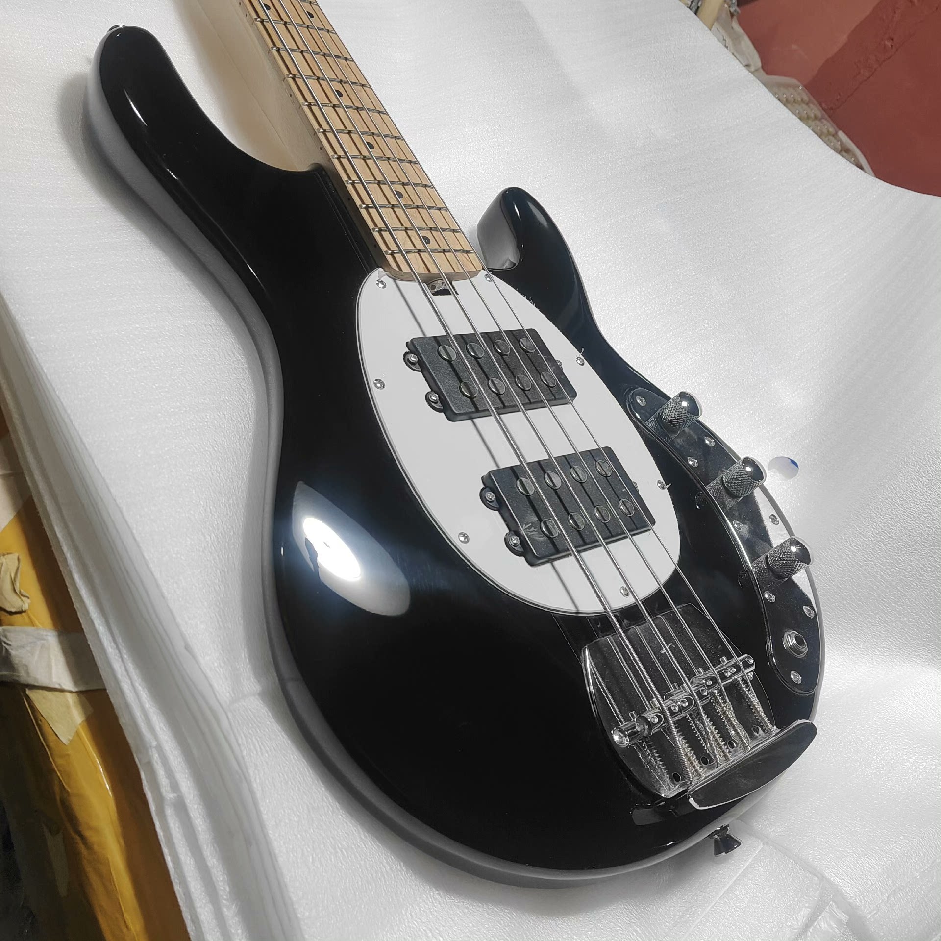 Rosewood Fingerboard Glossy Black/Bright White Bass Guitars Featuring Two Humbucking Pickups-image-1058633264