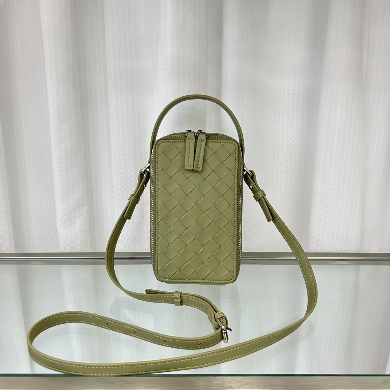 2025 new woven mobile phone bag designer bag handle bag detachable and adjustable crossbody strap design lightweight easy to carry out small size 19