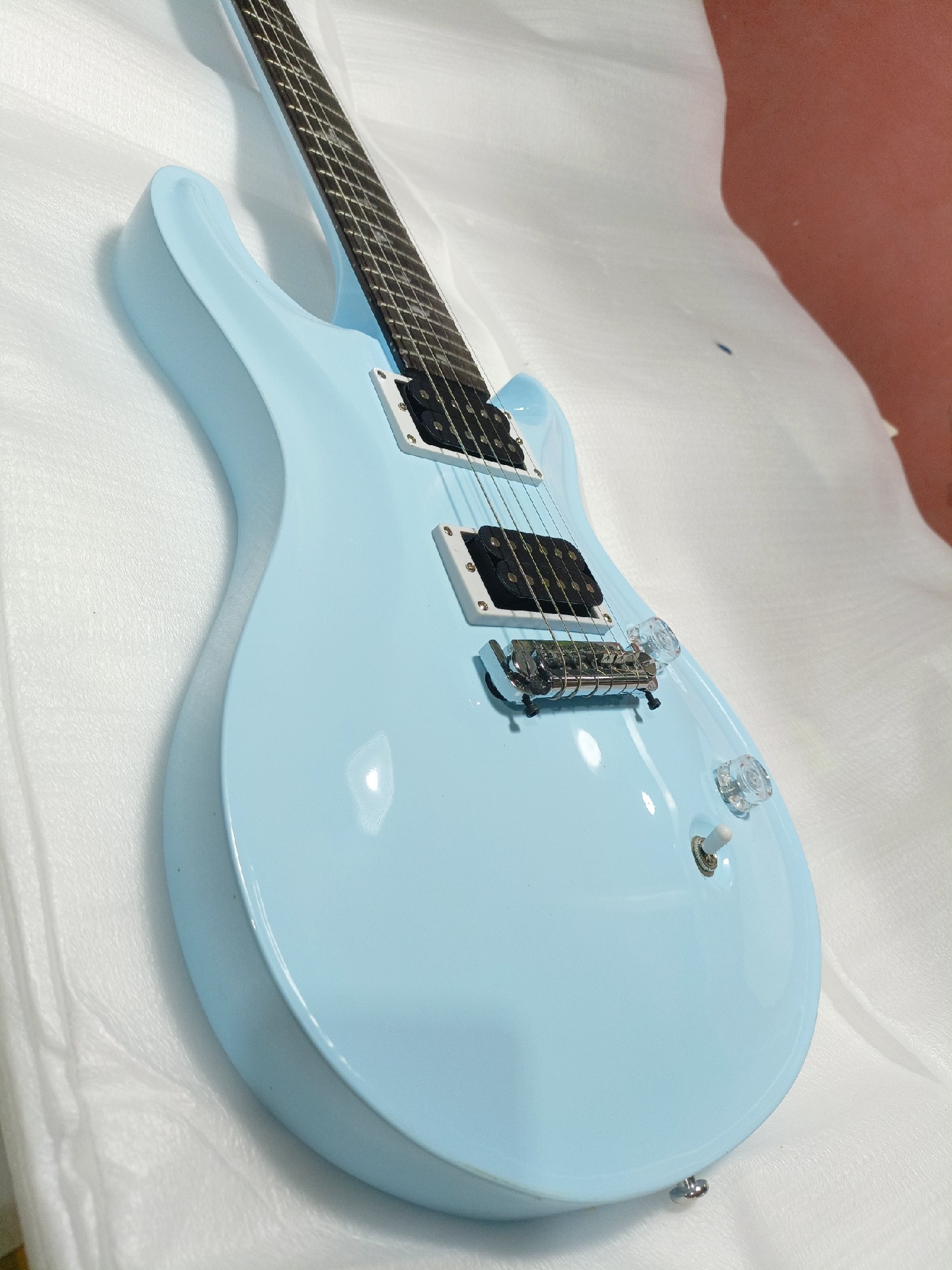 Sleek Light-Blue Gloss Electric Guitar: Single-Cutaway, Dual Humbuckers, Metallic Bridge-image-1058633043