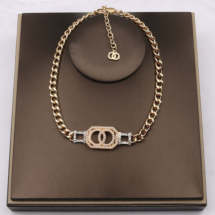 Luxury Designer Pendant Necklaces 18K Gold Plated Butterfly Crystal Pearl Rhinestone Sweater Letter Necklace for Women Wedding Party Jewelry Acce