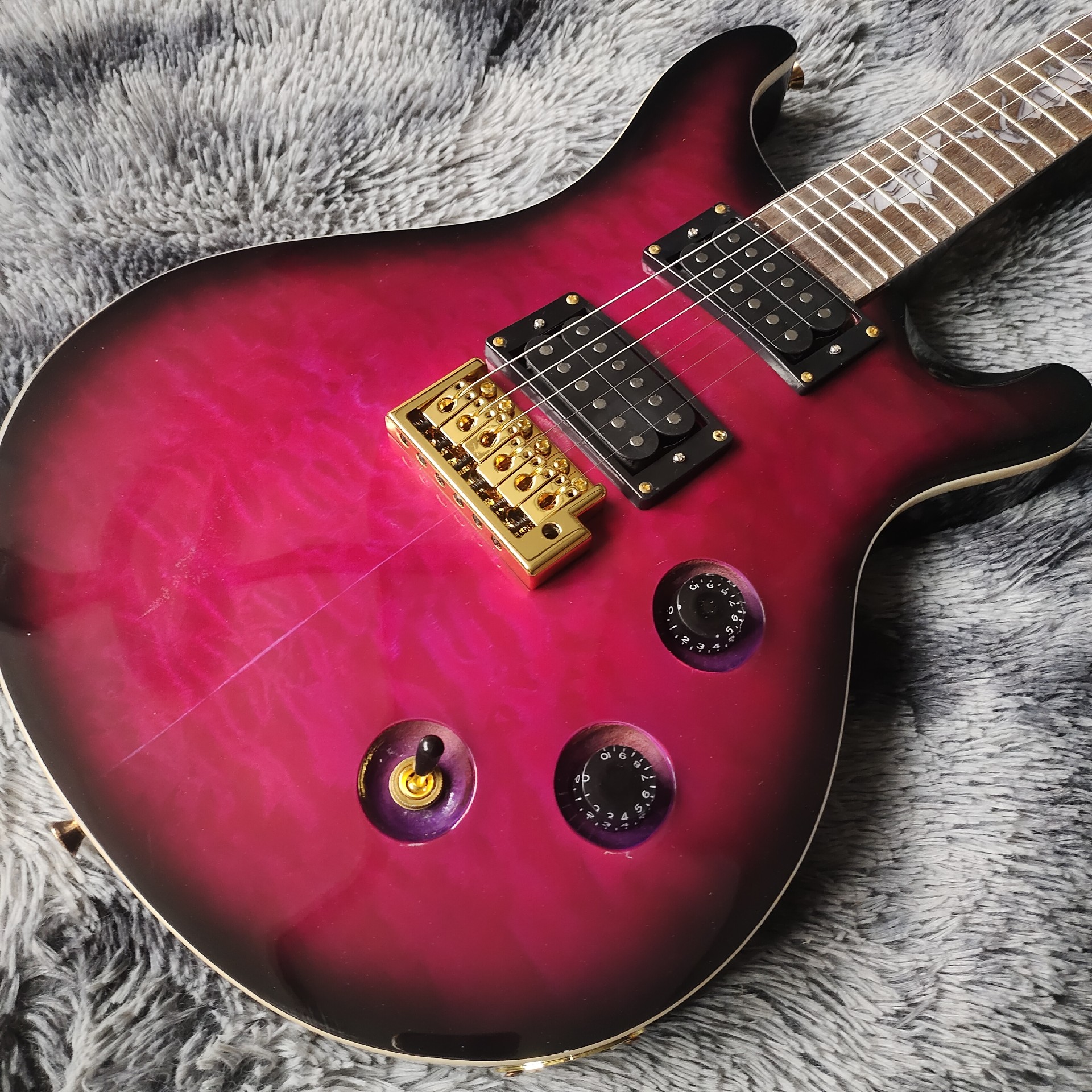 Striking Black-to-Pink Gradient Electric Guitar: Gold Humbucker Screws, Gold Bridge, Purple/Black Knobs-image-1058633841