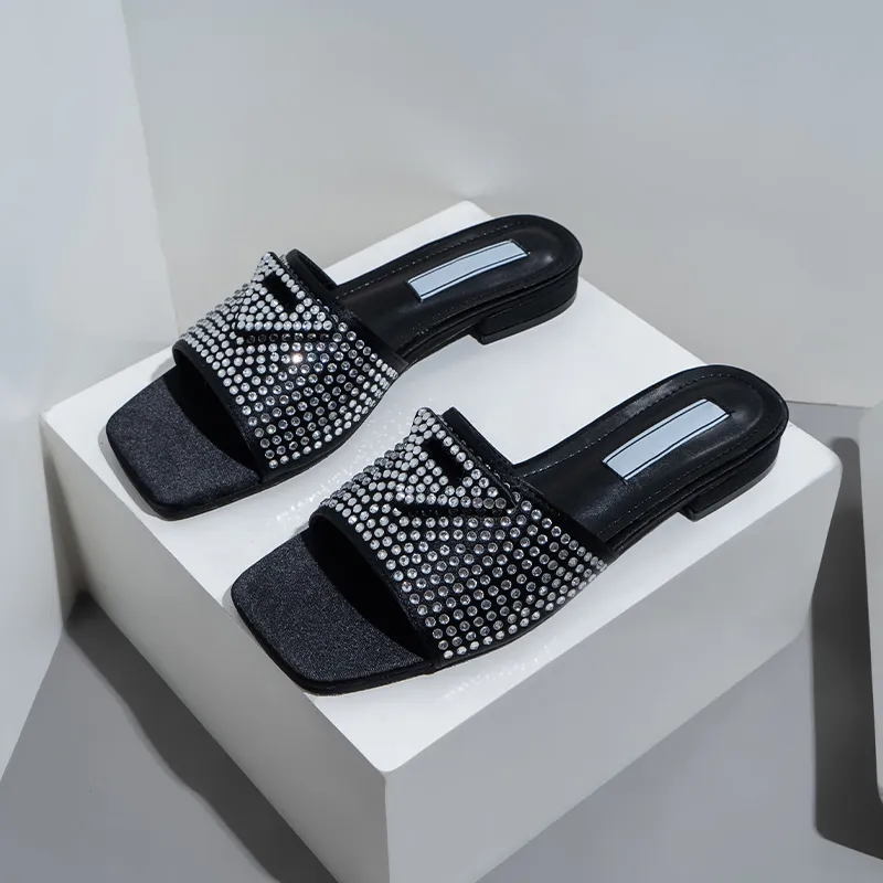 Designer Slides Women Luxury Slippers Rhinestone Slipon Sandals 2023 Summer Slide Ladies Beach Sexy Chunky Heels Classic P Sandal Triangle Low Heel