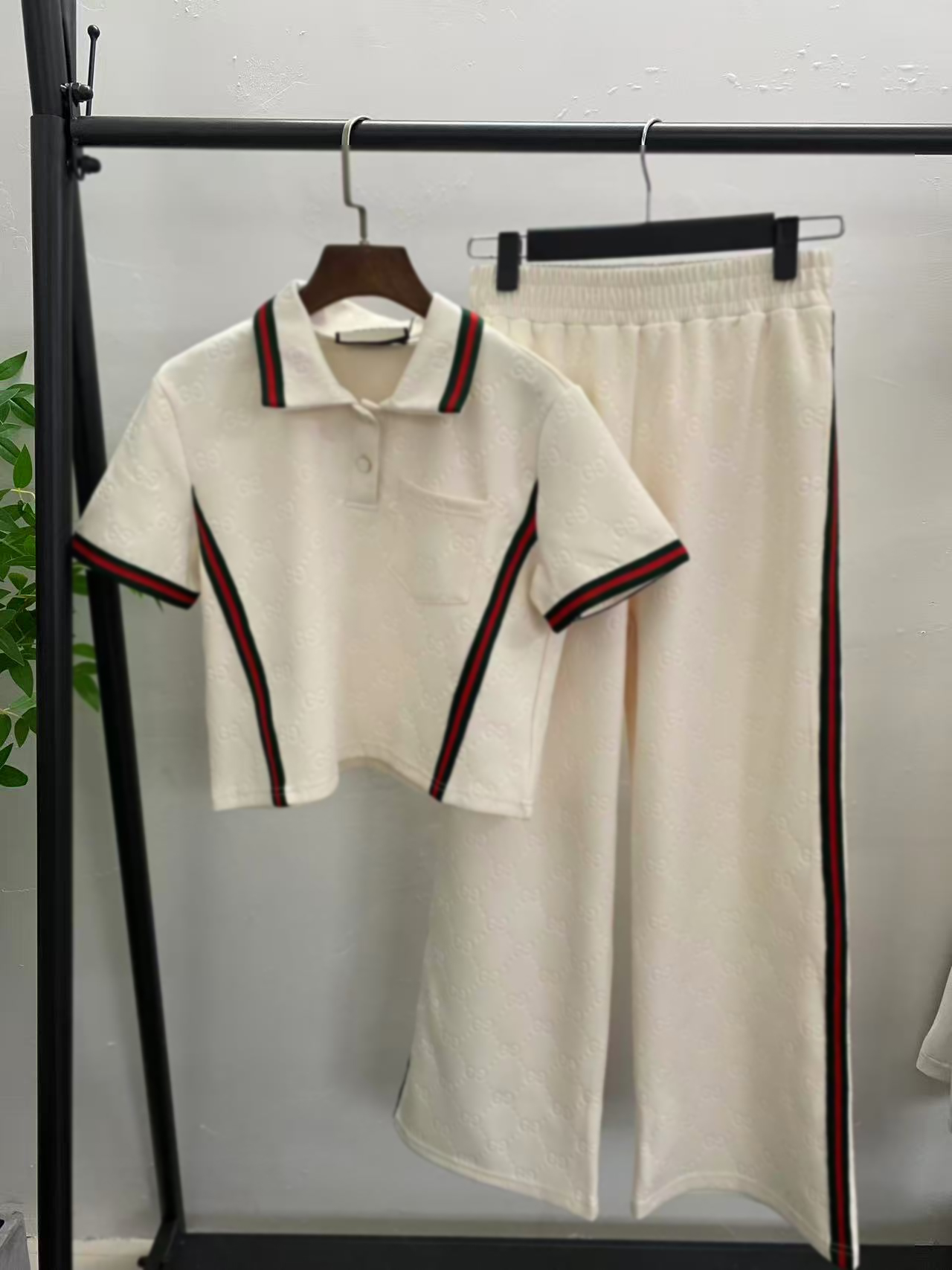 New autumn and winter women's high-end leisure sports set, stylish Western style round neck, slimming down, two-piece set, fashionable