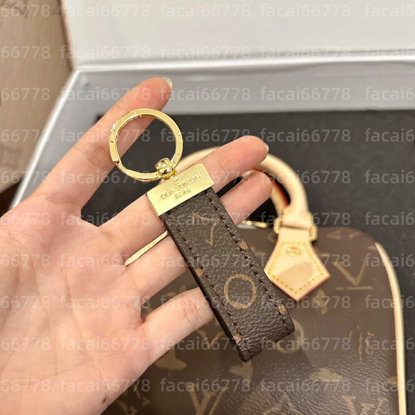 Keychain designer brand Classic Exquisite Luxury Car Keyring Alloy Letter Unisex Lanyard Gold Black Metal High quality aaa+