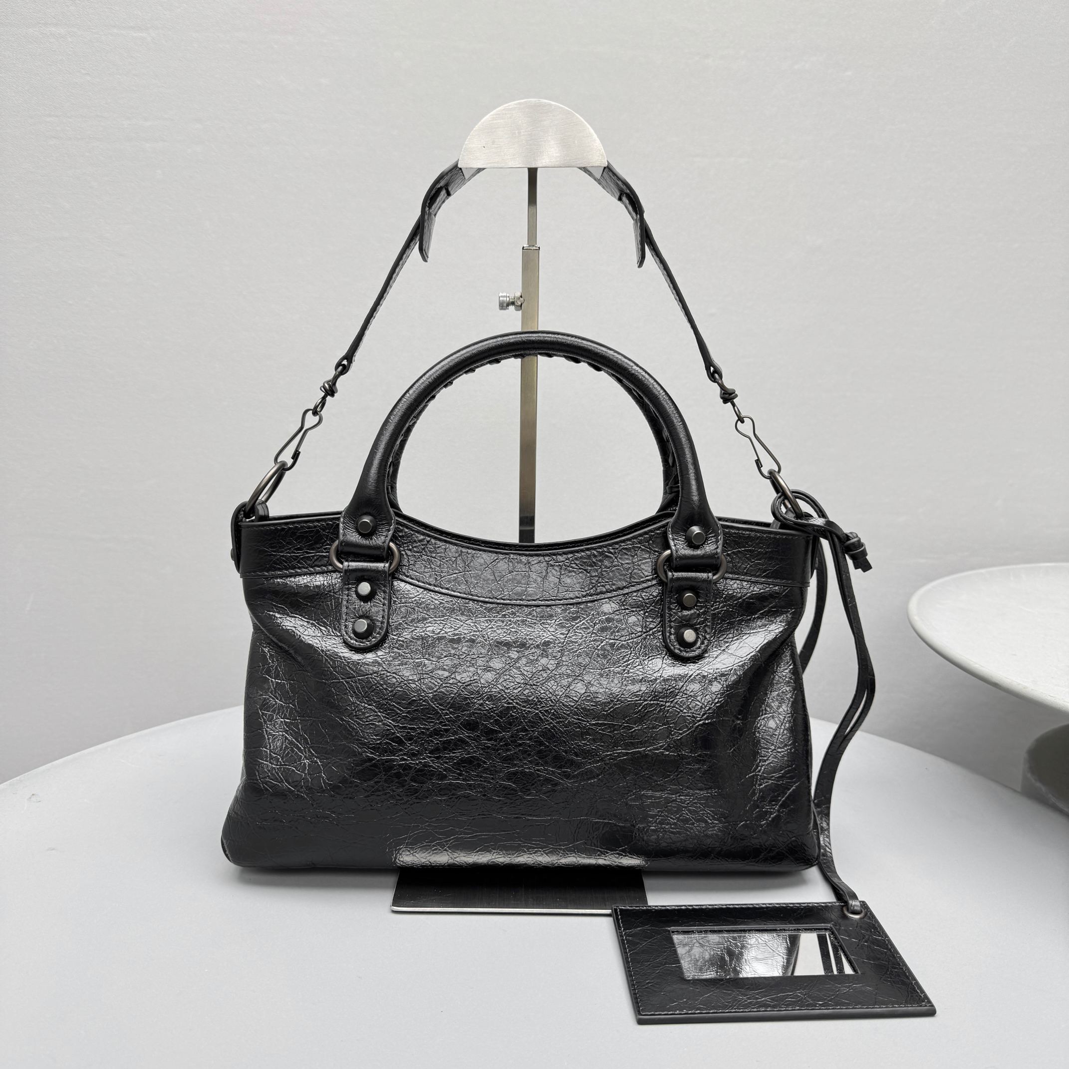 Designer style high-end half horse buckle buckle design fashionable shoulder bag handbag high-quality crossbody bag shopping bag imported leather 20