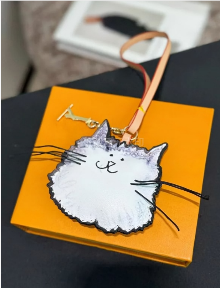 Sac de chat de luxe fleur de cerisier équipé en cuir véritable effet bouffant collection Deigner porte-clés à breloques anneau en métal pendentif