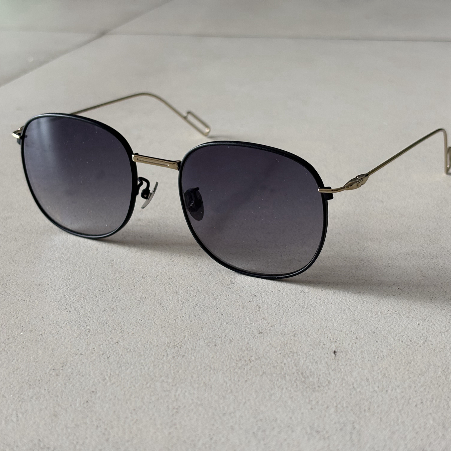 Lunettes de soleil élégantes à monture carrée noire avec verres gris progressifs - Design en métal ultra léger pour hommes et femmes