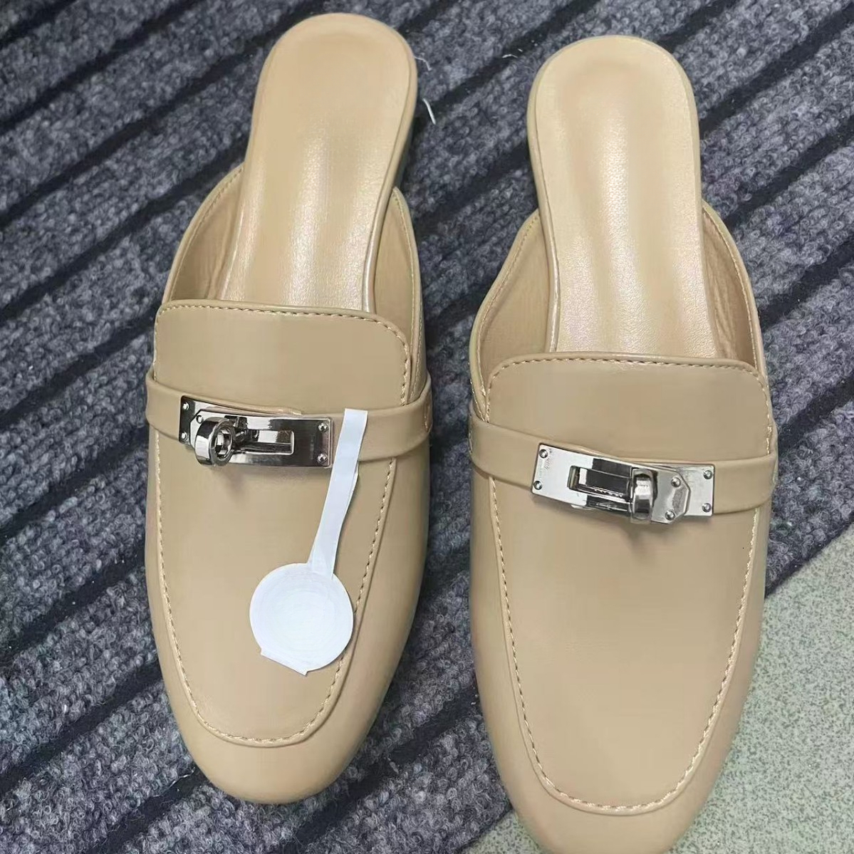 2026fashion New trendy women design s closed end slippers with flat metal buckles designer women s lazy slippers fashionable casual shoes walking sh
