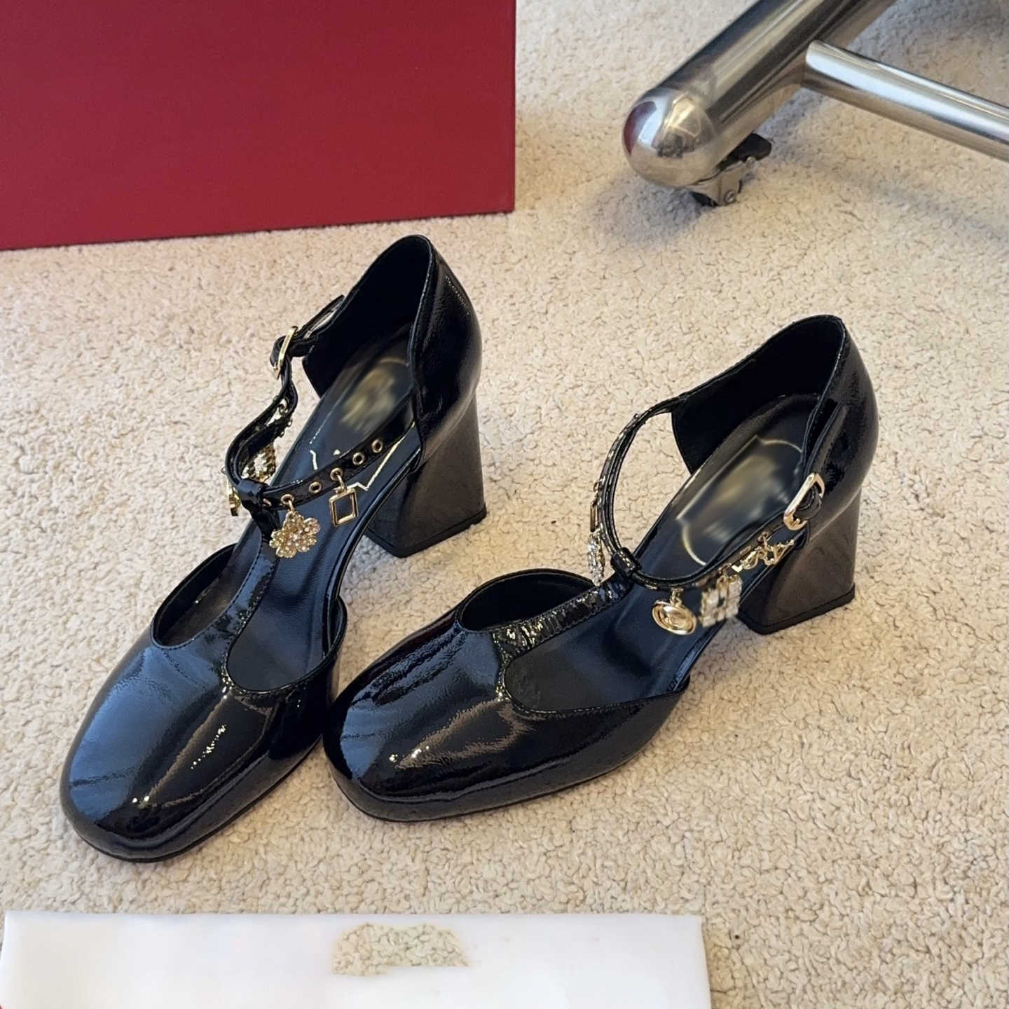 Femmes talon épais Mary Janes chaussures Design élégant fête dames pompes chaussures habillées bout carré en cuir sandales creuses 251202