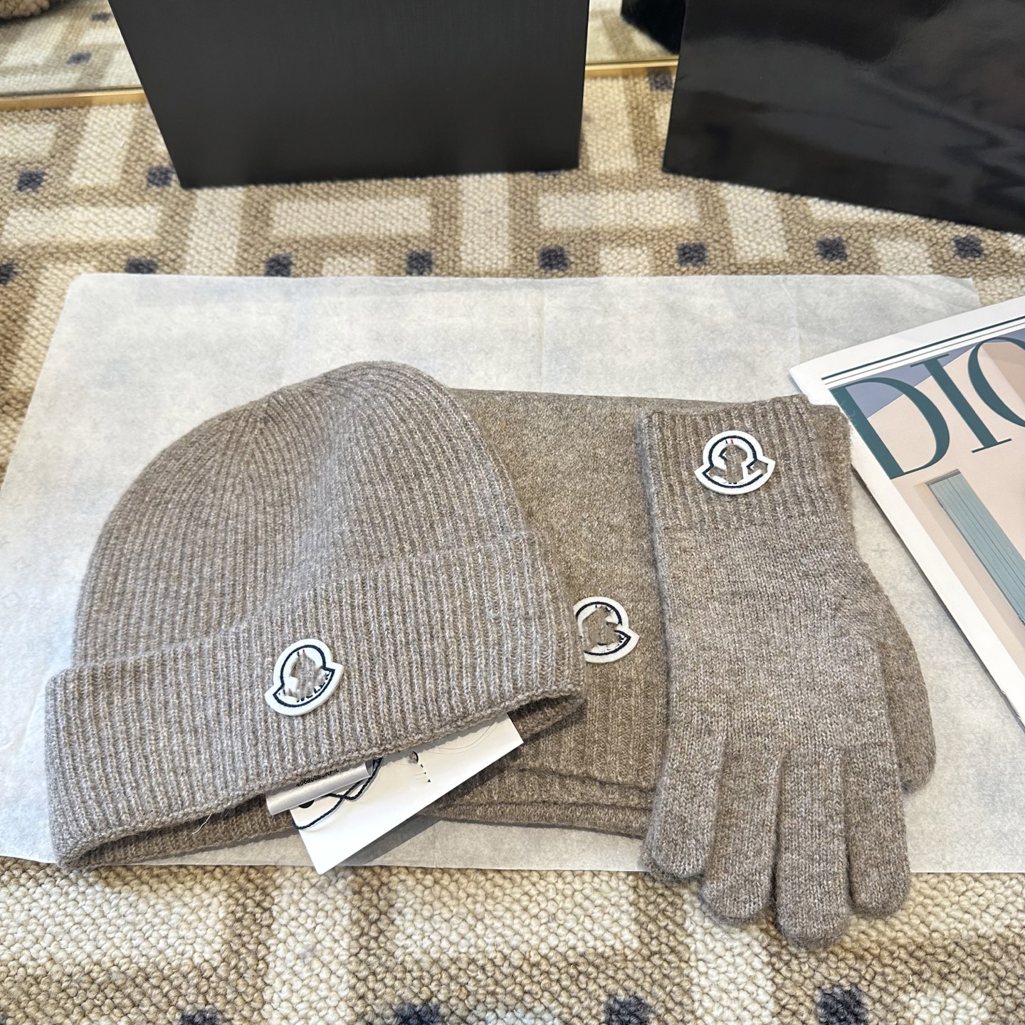 Three- piece scarf set Designer wool knitted woolen hat, fashionable wool trend hat, scarf cover, luxury hat, men's and women's fashion de