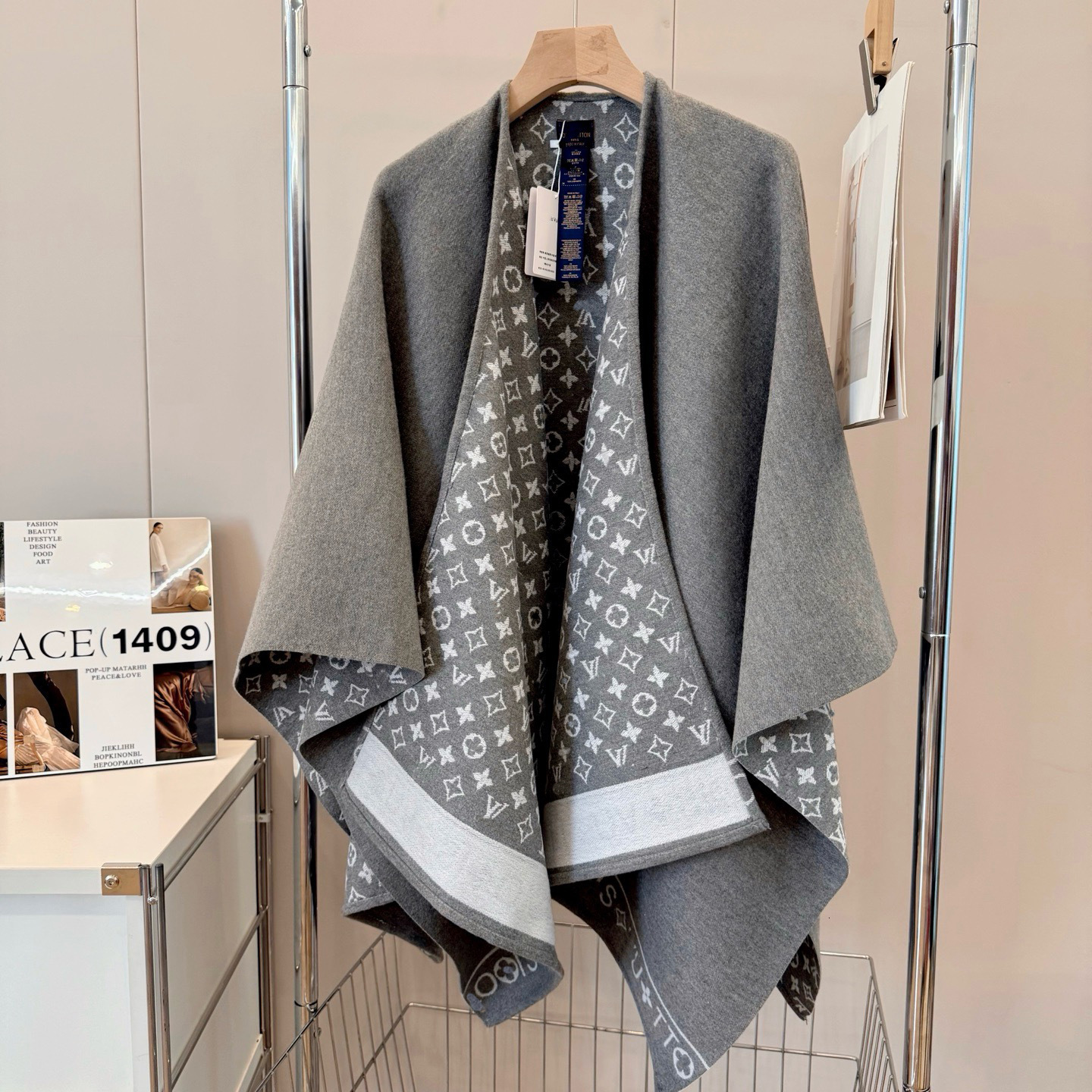 Luxury female cloak designer, autumn and winter high-end wool cashmere warm air conditioning shawl cloak, western travel cloak scarf top 2026