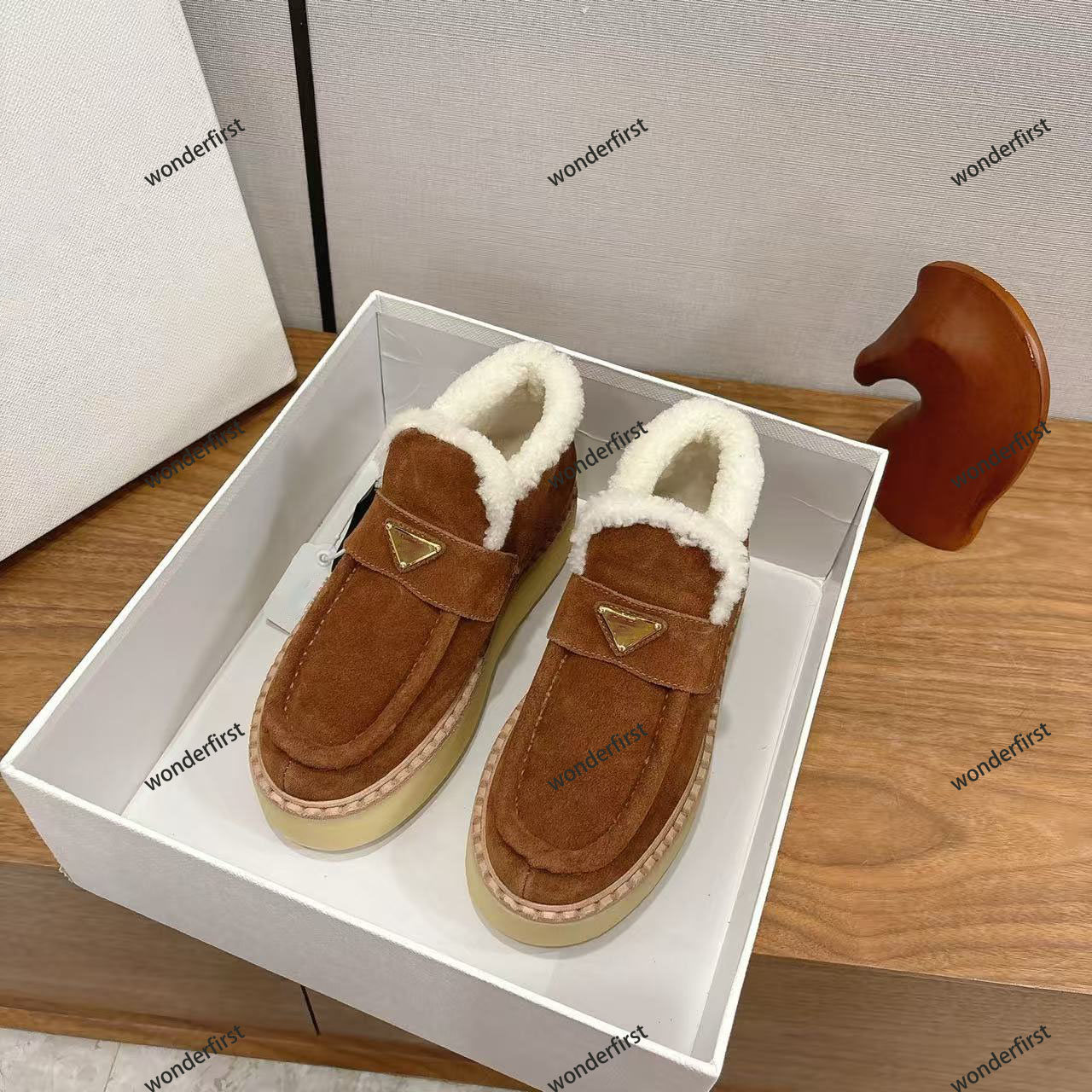10A high-quality, comfortable women's casual flat ankle boots made of wool, featuring a sturdy and durable construction with a shiny design