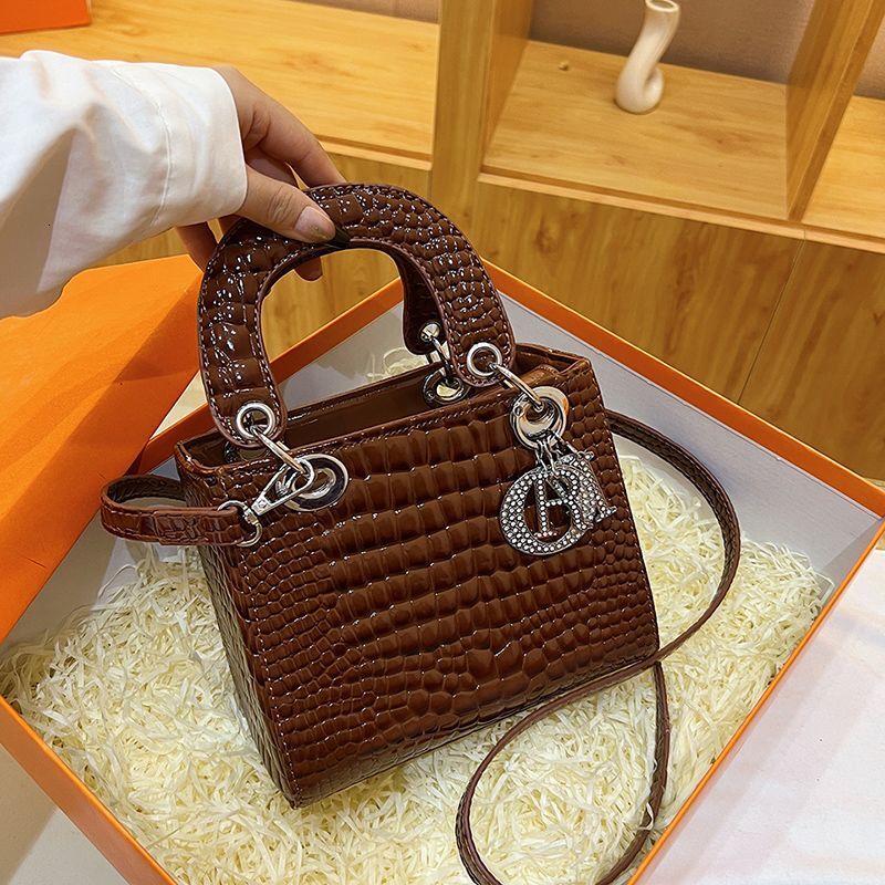 High-Value Princess Diana Bag 2025 New Trendy Fashion Versatile Crossbody Bag High-Quality Texture Outing Shoulder Handbag