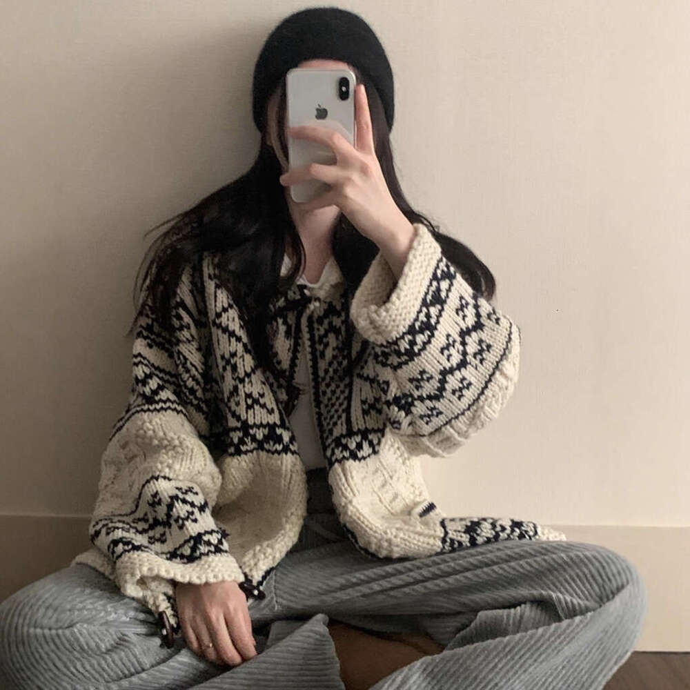 Corée du sud automne hiver nouveau modèle rétro français col rabattu corne bouton Cardigan pull épais manteau pour les femmes B5