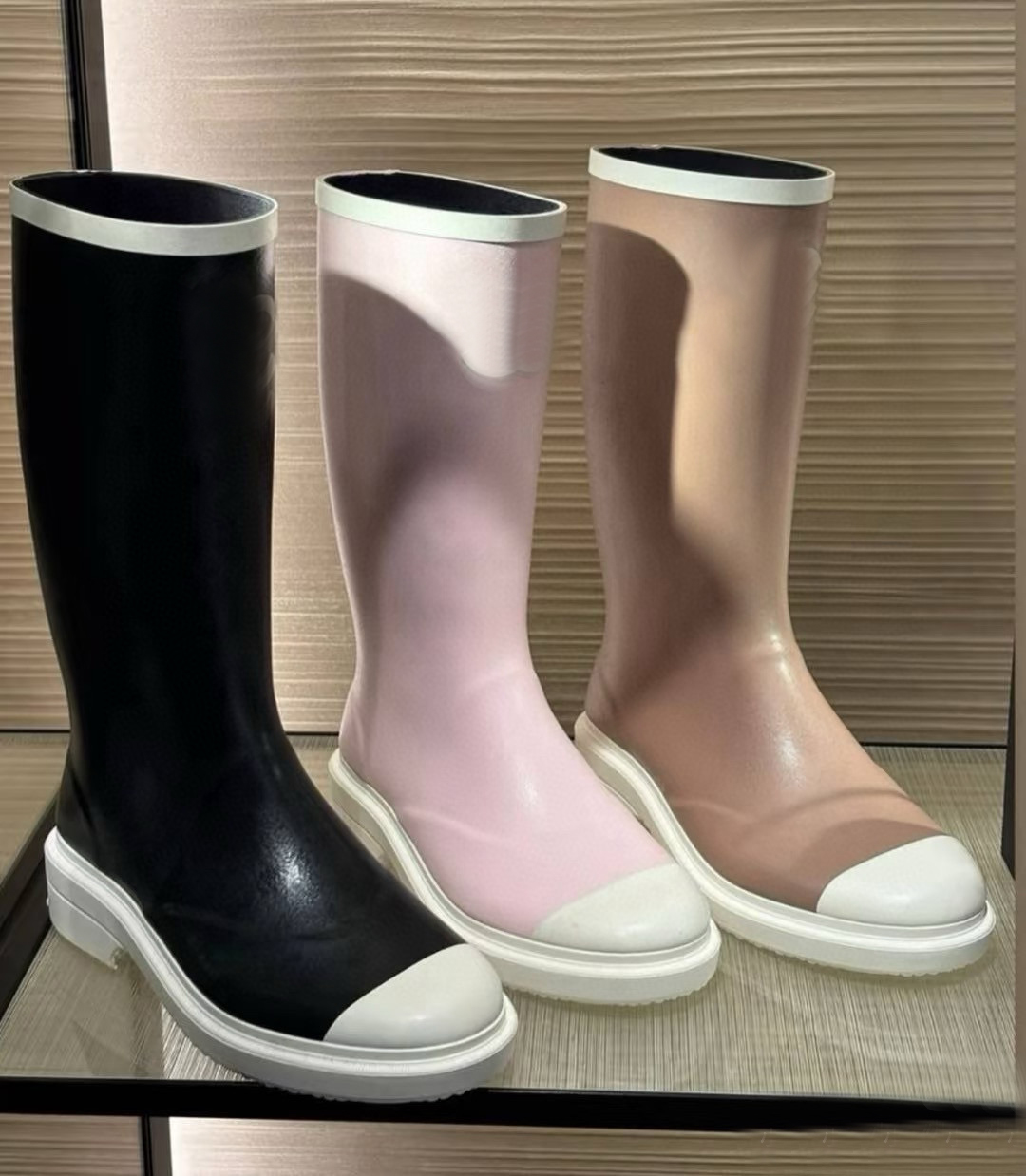 Chaussures de créateur femmes bottes de pluie en caoutchouc de luxe Double C lettre haute qualité Slip-On genou bottes de pluie taille 35-41