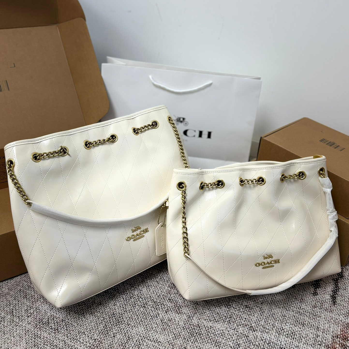 Shoulder Bags EVELYN Chain-Handled Lucky Bag Bag Relaxed Silhouette Trash Bag Bag Glossy Cowhide Leather Diamond Quilting White Topstitching Metal D