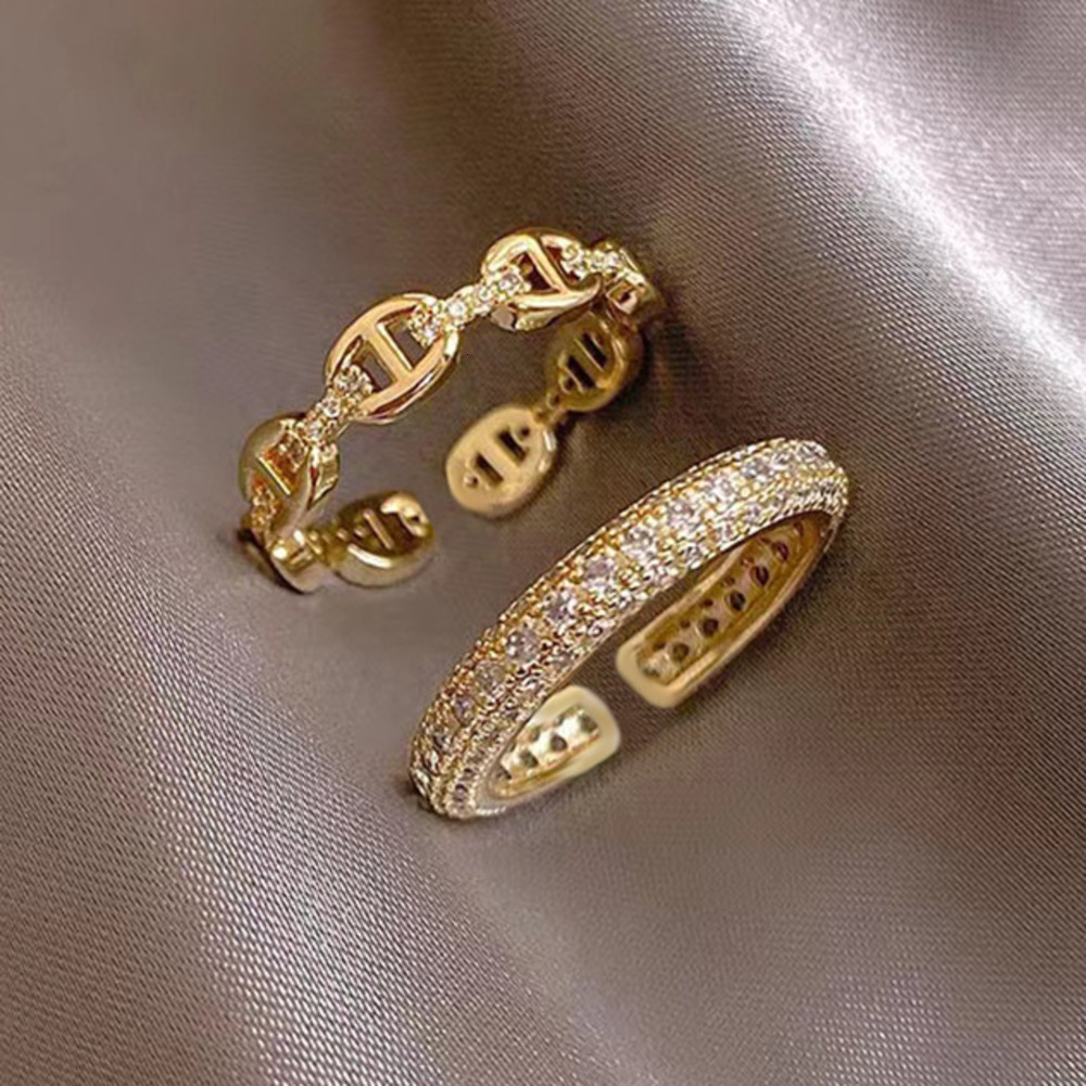Band Rings Luxury Brand Designer Jewelry Light Luxury Niche Design Ring Multi-Layer Stacking High-End Sparkling Diamond Splicing