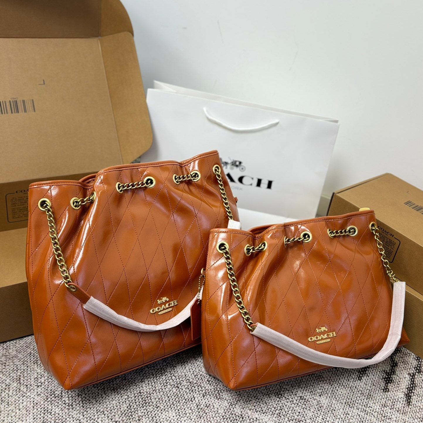 Shoulder Bags EVELYN Chain-Handled Lucky Bag Bag Relaxed Silhouette Trash Bag Bag Glossy Cowhide Leather Diamond Quilting White Topstitching Metal D