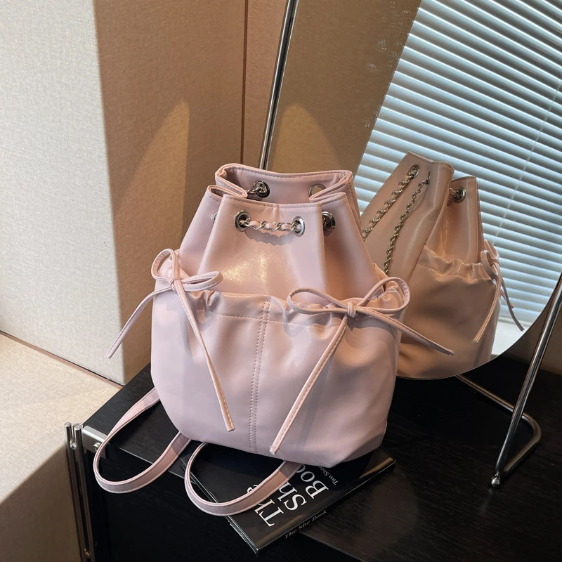 Chaînes de mode brillant PU sacs à dos frais de haute qualité grande capacité sacs à bandoulière pour femmes printemps 251202
