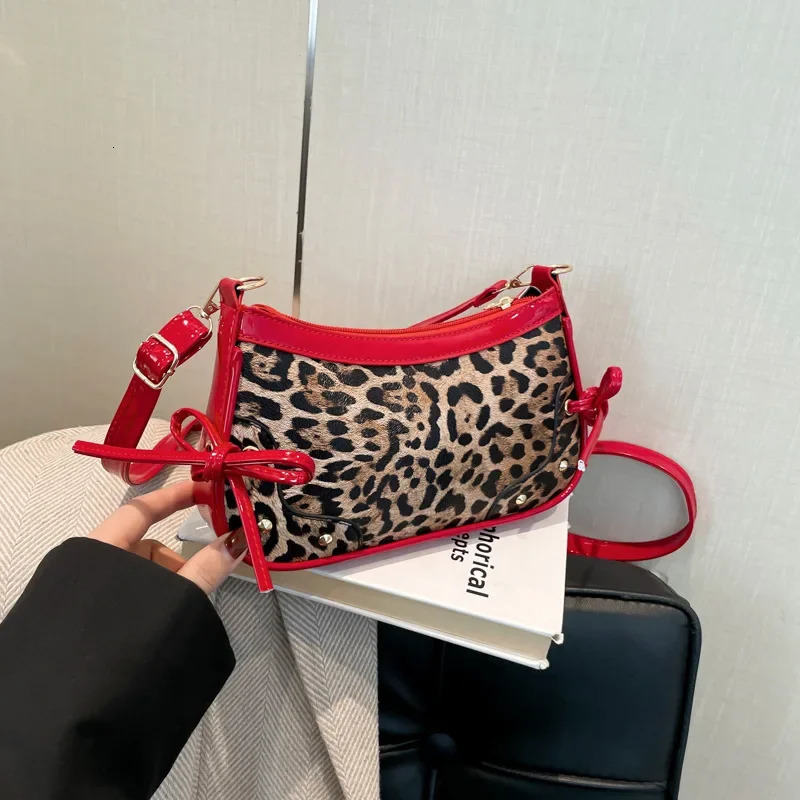 Sac sous les bras rétro imprimé léopard avec nœud papillon incliné croisé sac à bandoulière simple pour femme à la mode 2025 cuir PU souple 25120