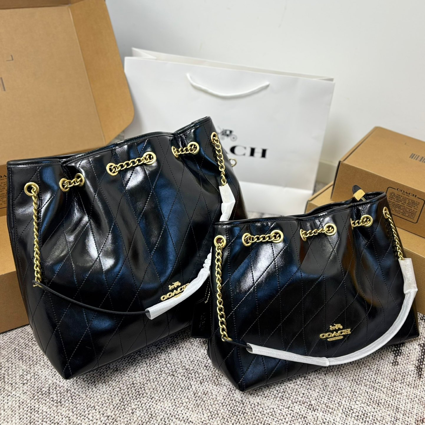Shoulder Bags EVELYN Chain-Handled Lucky Bag Bag Relaxed Silhouette Trash Bag Bag Glossy Cowhide Leather Diamond Quilting White Topstitching Metal D