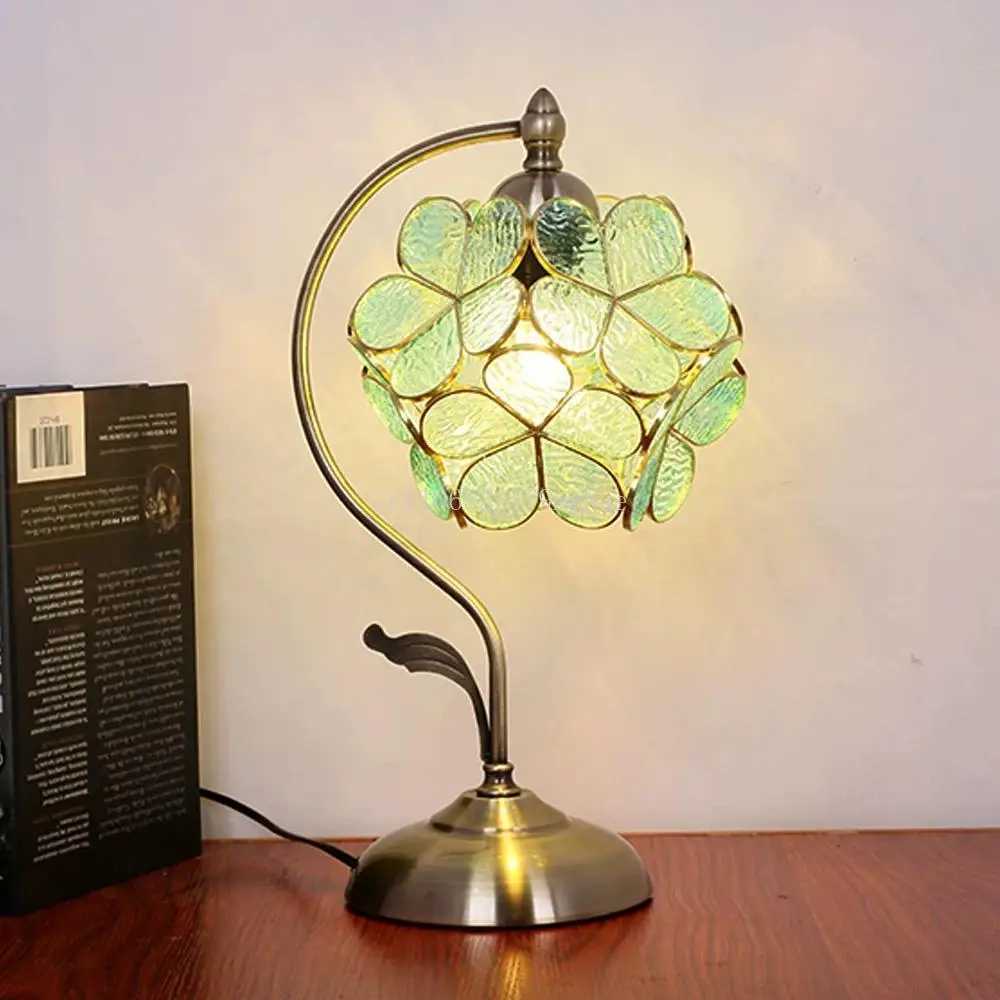 Lampe de table en laiton de style Republic Era, lampe de chevet à pétales fleuris pour chambre à coucher, décor vintage toujours lumineux pour bu