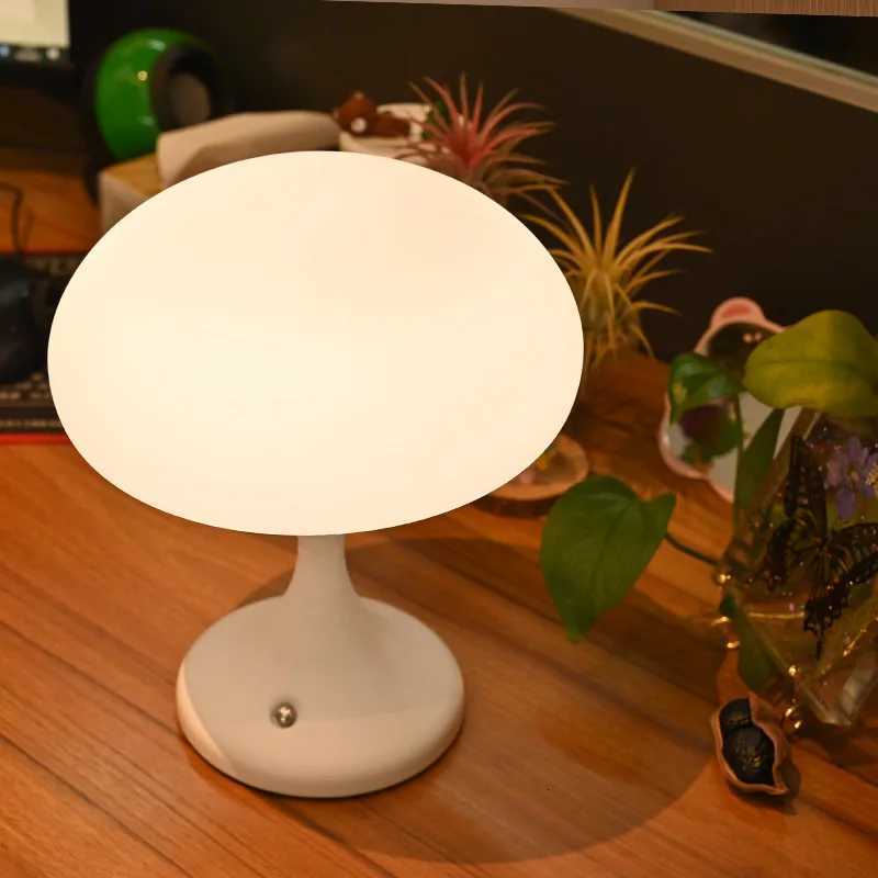 La lampe de Table en méduse à chargement Ins convient à la décoration de chevet de chambre à coucher et d'étude, veilleuse créative et Simple M25
