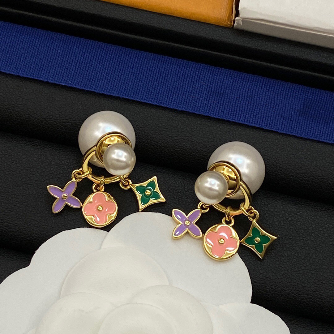 Gold Color Luxury Designer Earrings Extravagant White Pearl Flowers Pendant Earrings Elegant Letter Brass Fashion Earrings For Women