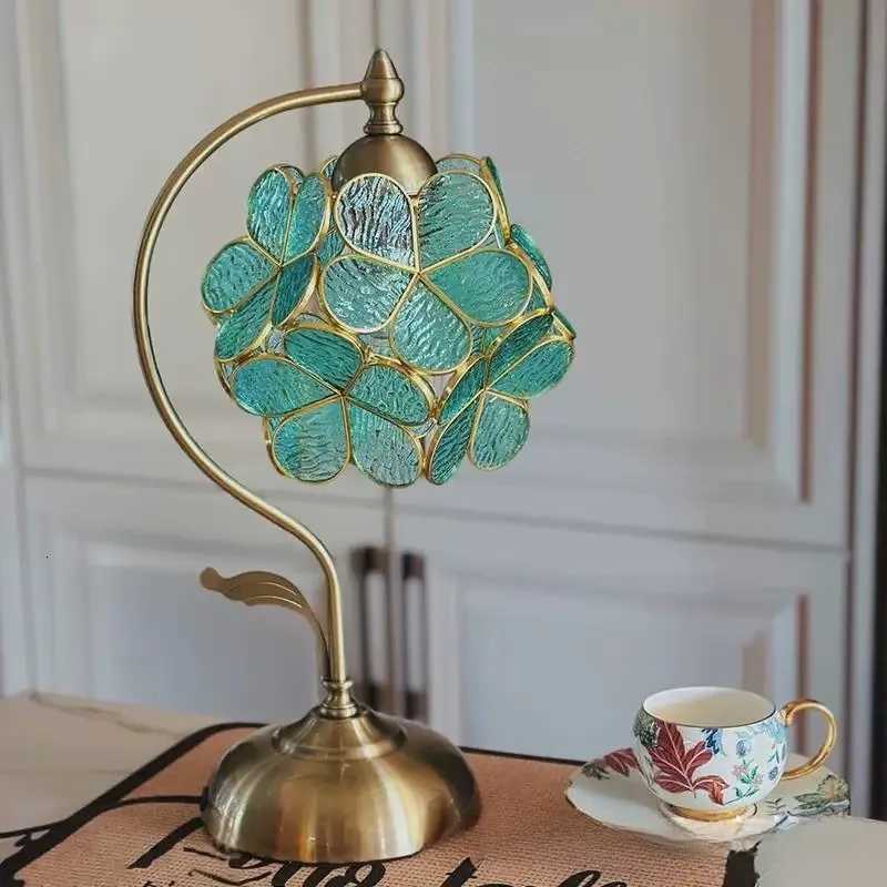 Lámparas de pie europeas Tiffany Pétalo creativo Cobre romántico Dormitorio Estudio Bar Decoración Cafetería Mesita de noche Luces de mesa LED M2512