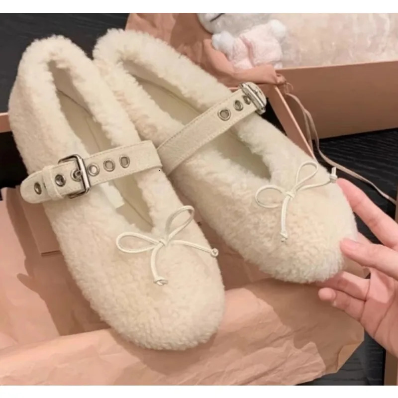 Winter Warm Fur Flat Shoes Womens Fashion Round Head Butterfly Rivets Soft Sole Shoes Non-slip Plush Mary Jane Shoes 251204