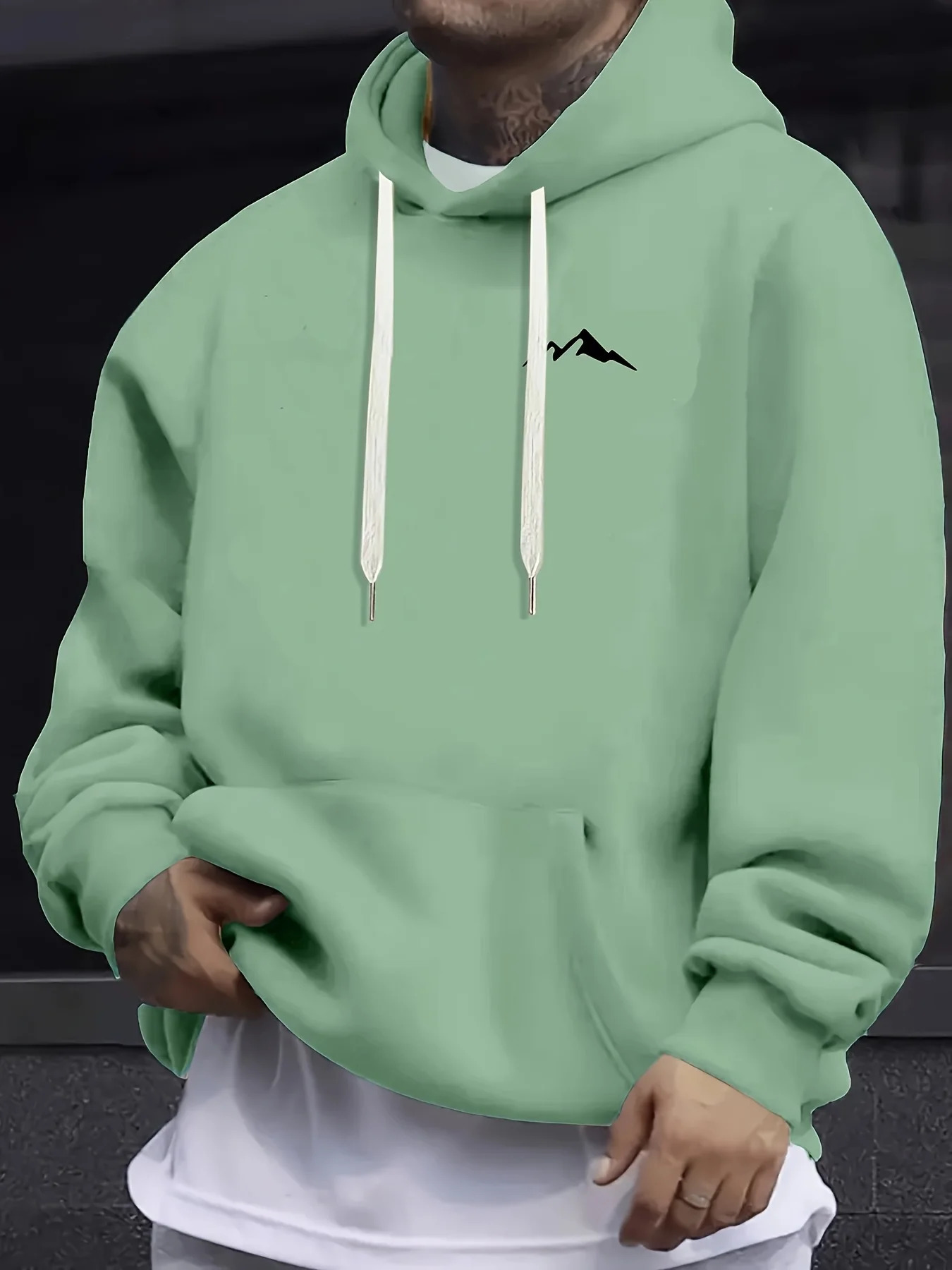 Mens autumn and winter casual fashion loose mountain print long sleeved hooded sweatshirt warm pullover251129