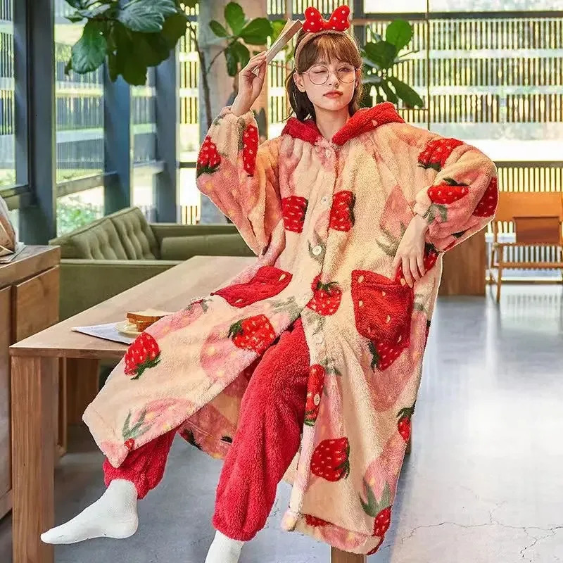 2024 Pyjama d'hiver pour femmes dessin animé à capuche longue Robe fraise veste mignon maison vêtements de nuit Kawaii flanelle chaud peignoir 25