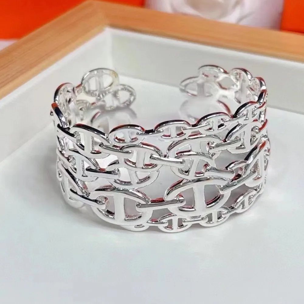 Designer Bracelet Hot Sale Classic For Women Letter Round Simple Jewelry Wide Bangle High Quality Golden Silvery 18K Gold Plating