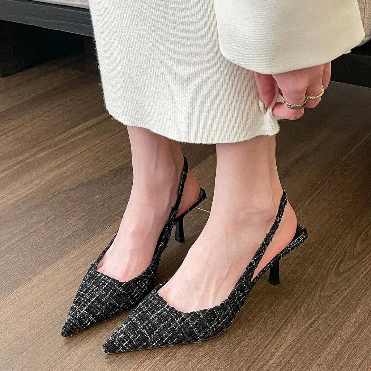 Chaussures à talons hauts pour femmes d'été à la mode avec une sangle à boucle et des sandales à talons minces sexy pour les mariages de bureau p